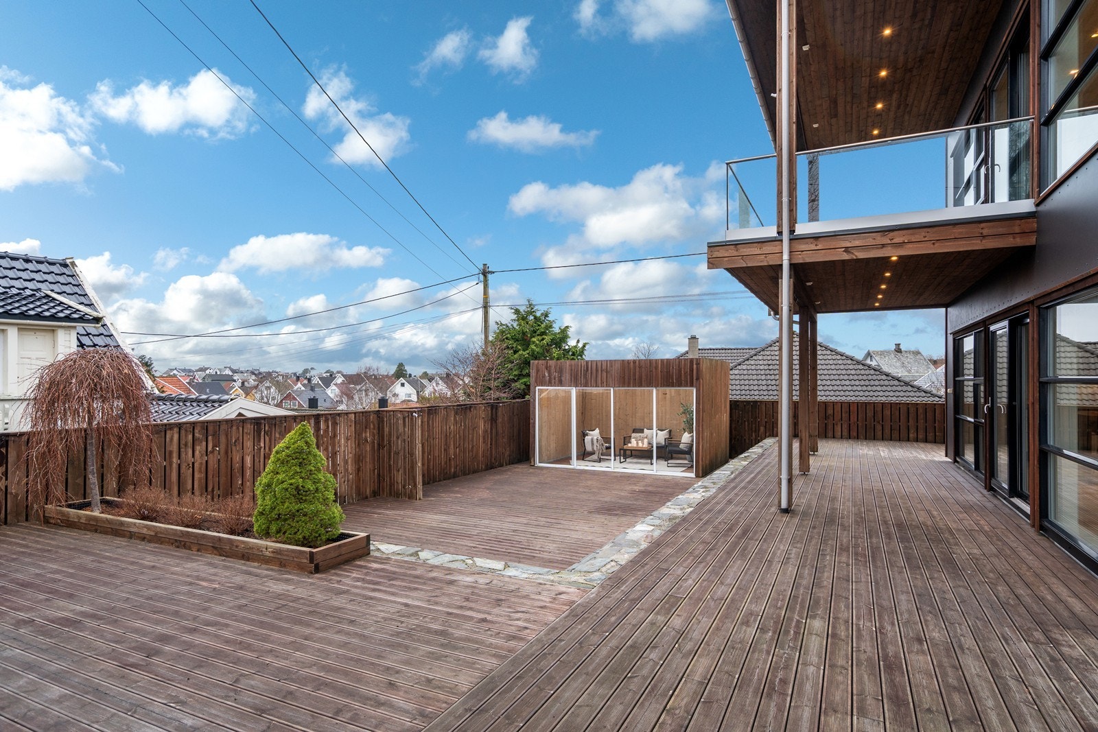 Fasade med hage del 2 Galleribilde