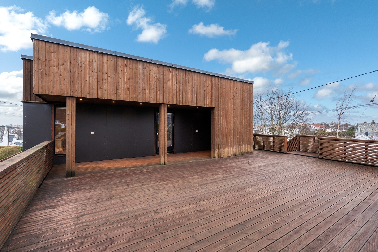 del av terrasse overbygget med litt lagringsplass under tak og trapp ned i bakkant Galleribilde