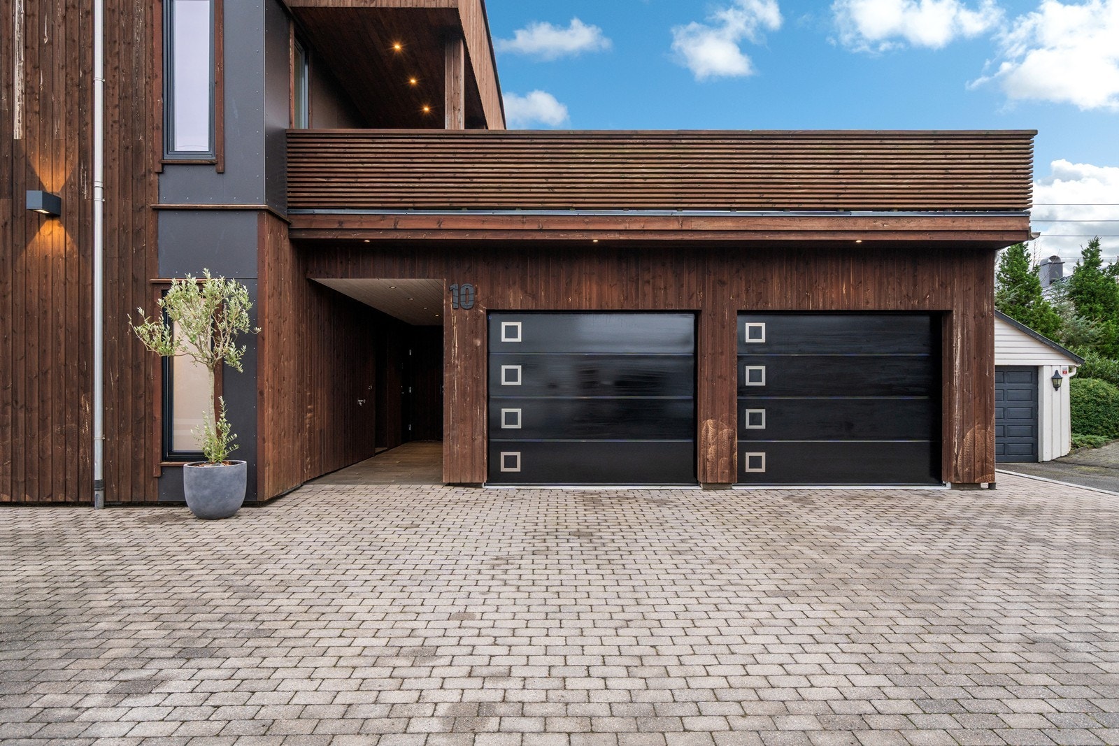 Dobbel garasje med flott terrasse over m/delvis overbygg Galleribilde