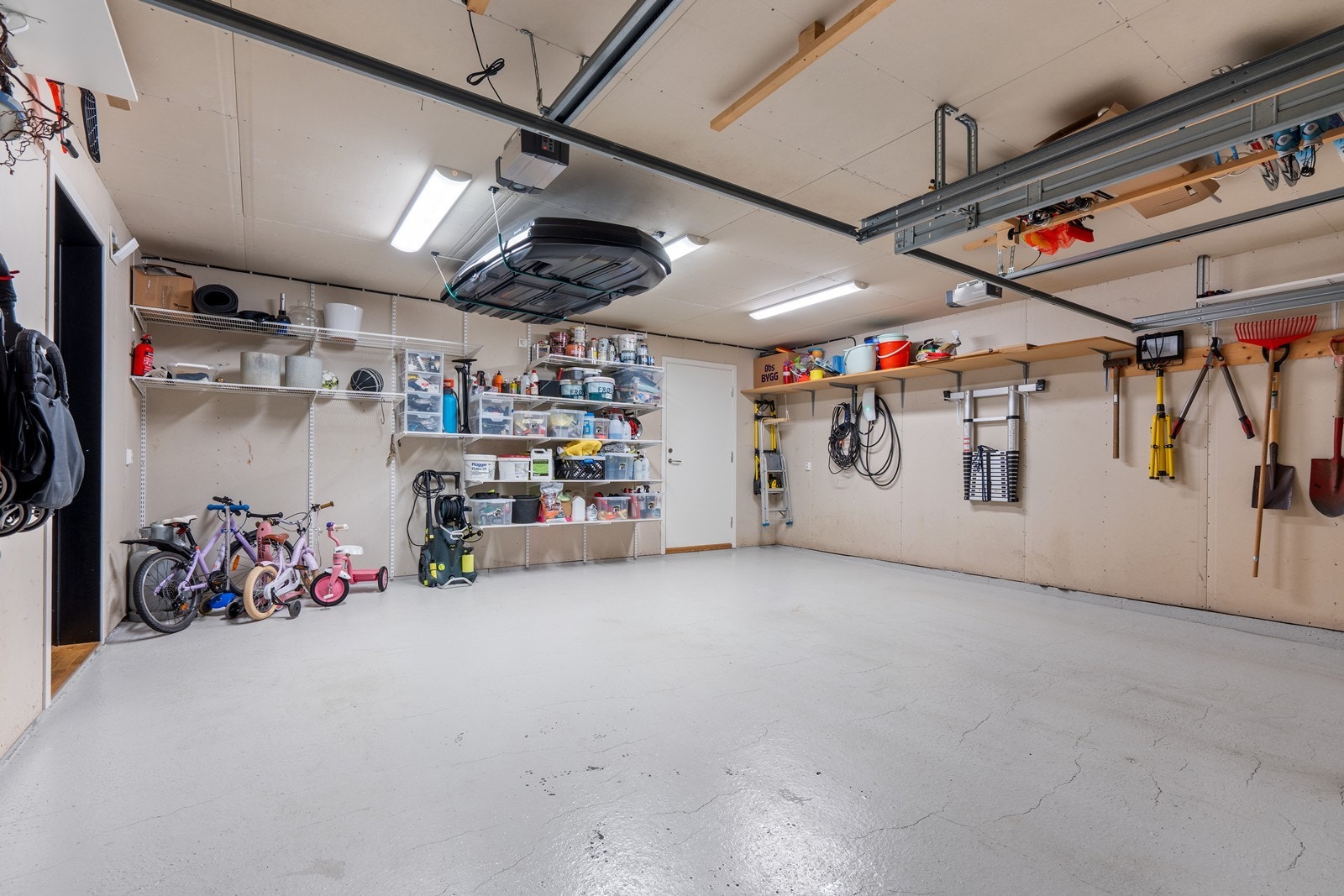 Garasje m/dør til arbeidsrom Galleribilde