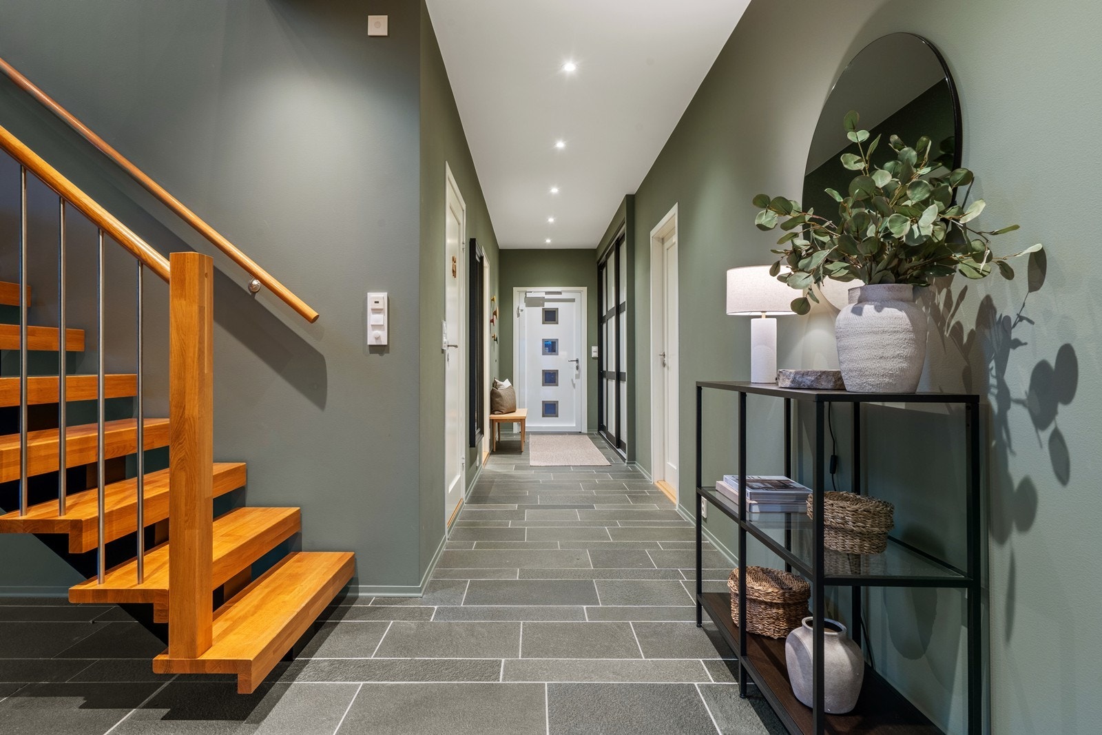 Utsnitt gang mot entrè Galleribilde