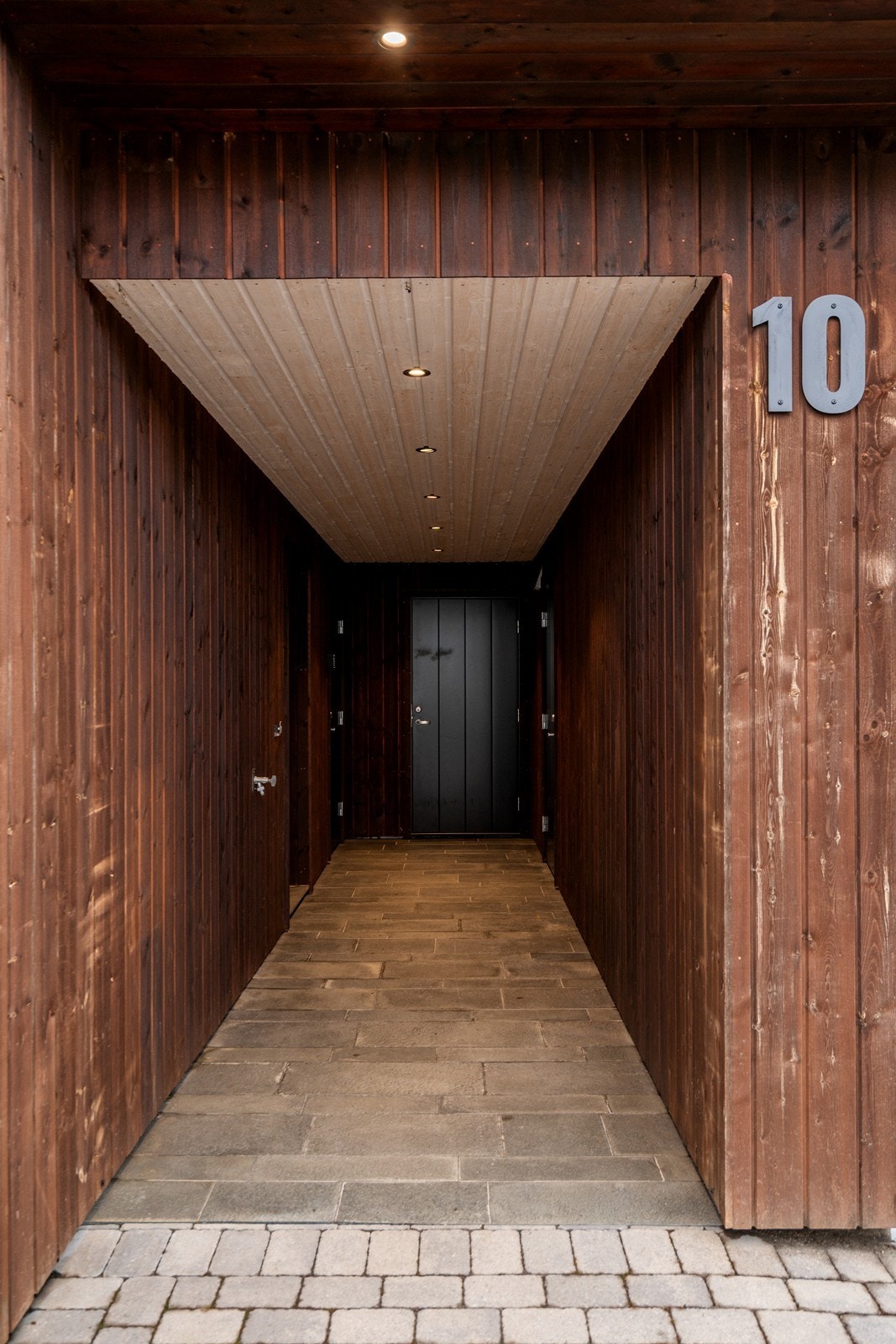 Svalgang med direkte adkomst til bolig, bi-inngang/vaskerom, garasje og til teknisk rom som har dør videre til hage. Galleribilde