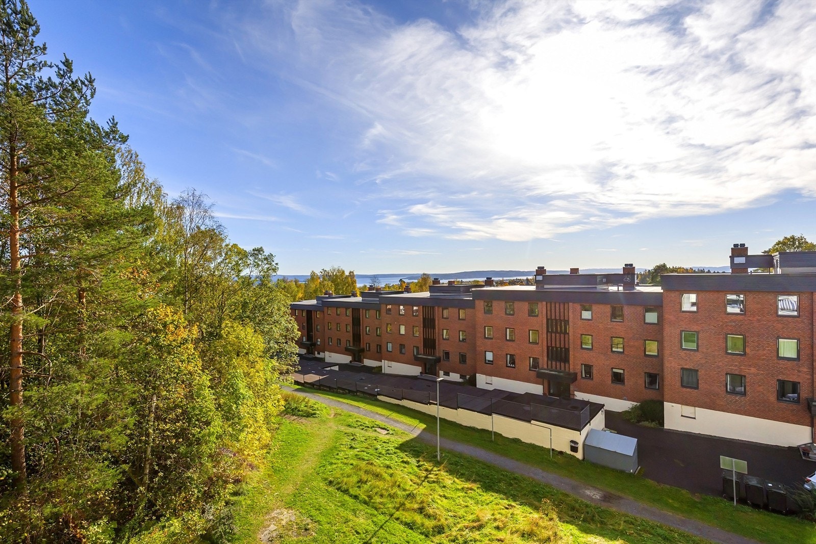 Fra leiligheten er det kort vei til Bærumsmarka med flotte turmuligheter sommer som vinter. Galleribilde