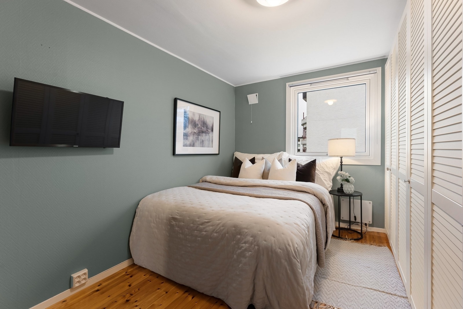 Rommet har god plass til dobbeltseng og nattbord. Galleribilde