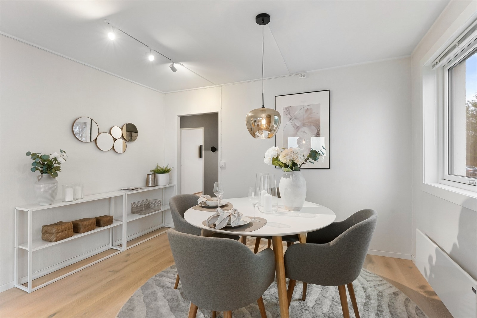 I tilknytning til stuen er det en naturlig plass for spisebord. Galleribilde