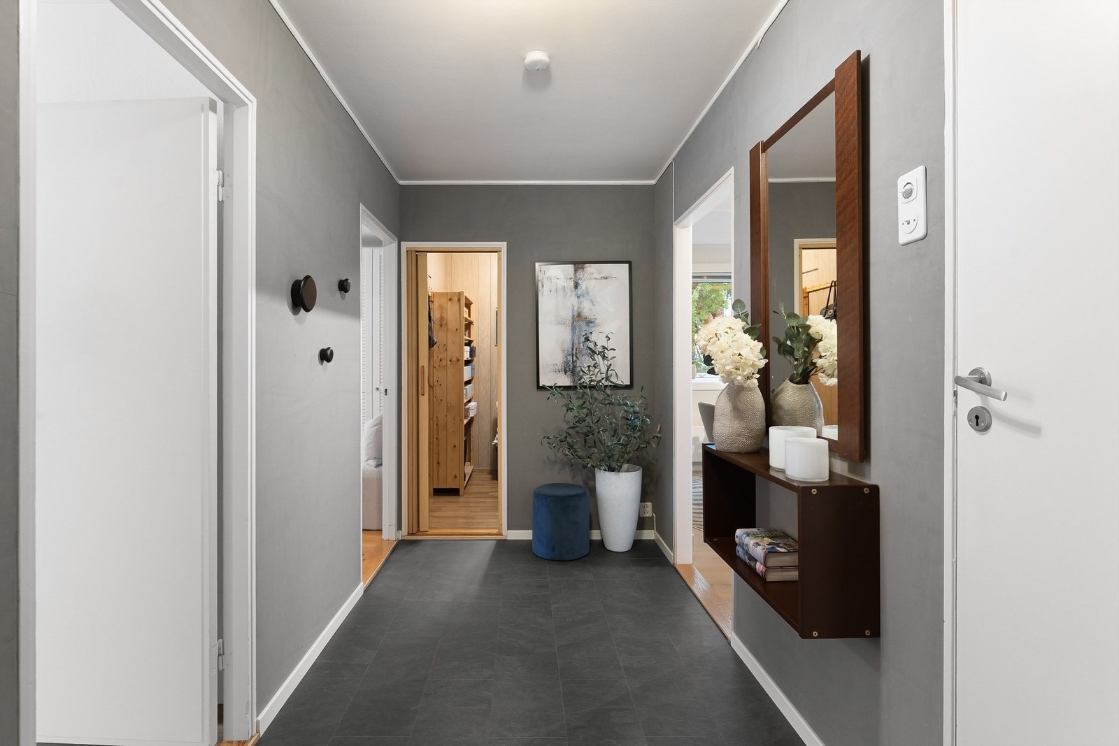 Fra gangen er det inngang til en praktisk innvendig bod for ekstra lagring. Galleribilde