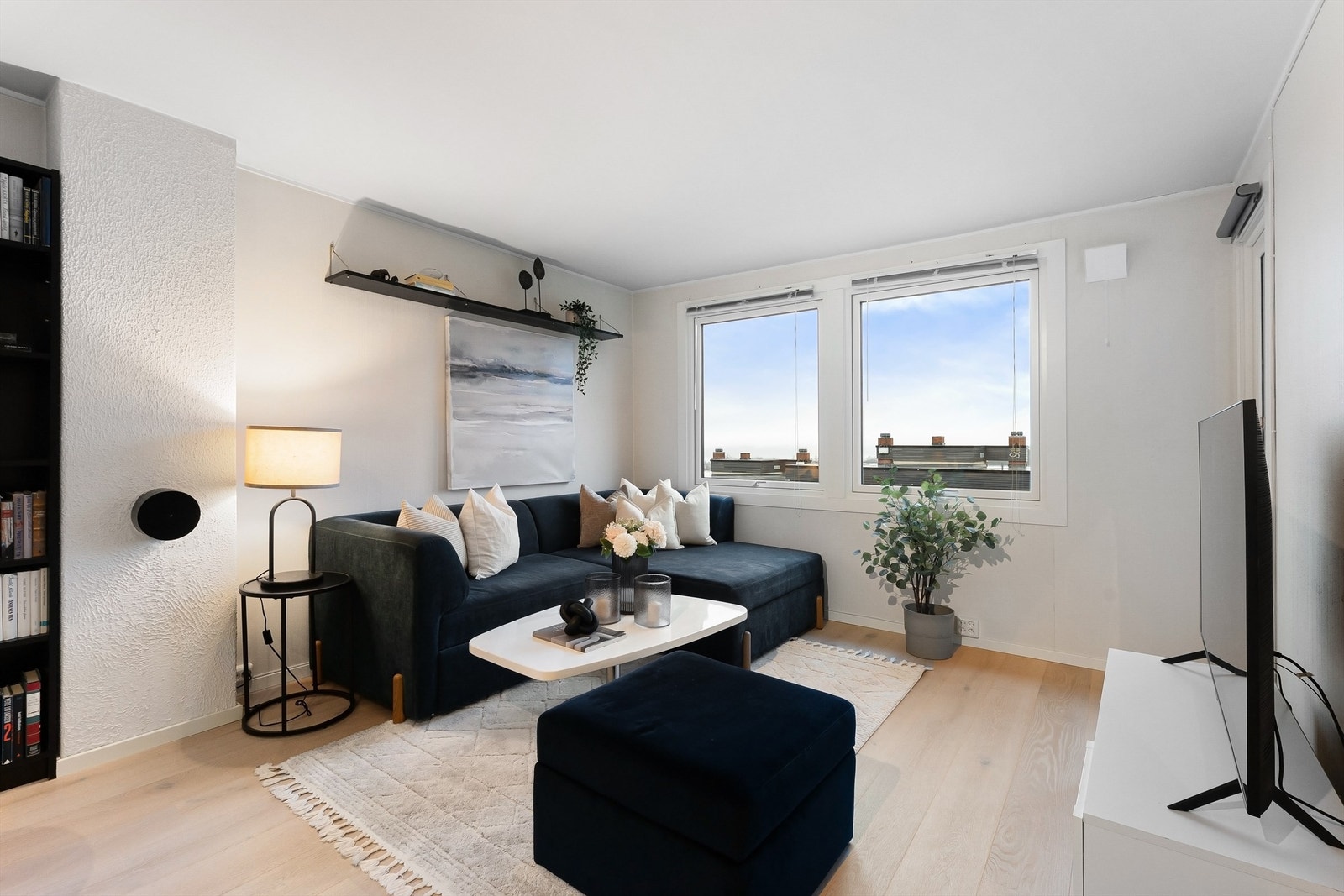 En lys topp- og endeleilighet med utgang til en fantastisk, usjenerte balkongen med nydelig utsikt. Galleribilde