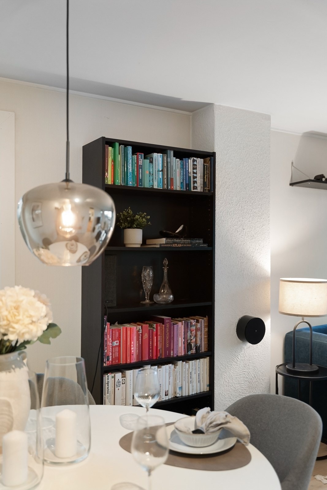 Plass til smarte oppbevaringsløsninger i stuen. Galleribilde