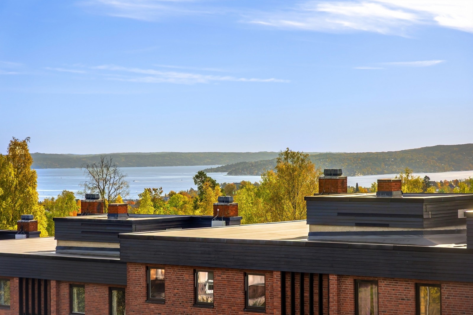 Den høye beliggenheten sikrer en vidstrakt utsikt som strekker seg mot fjorden. Galleribilde