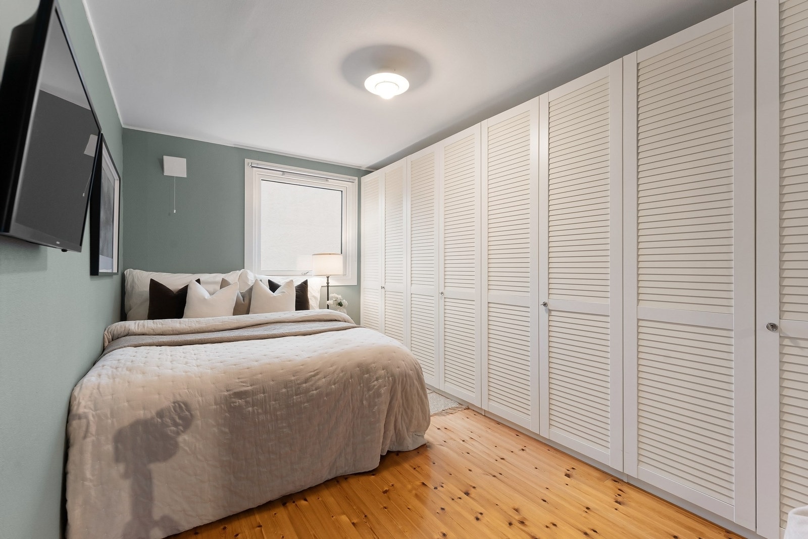 Hovedsoverommet har en hel vegg med garderobeskap som gir rikelig med oppbevaringsplass. Galleribilde