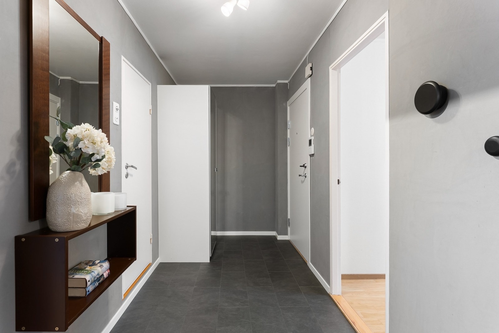 Gangen binder sammen leilighetens rom på en god måte. Galleribilde