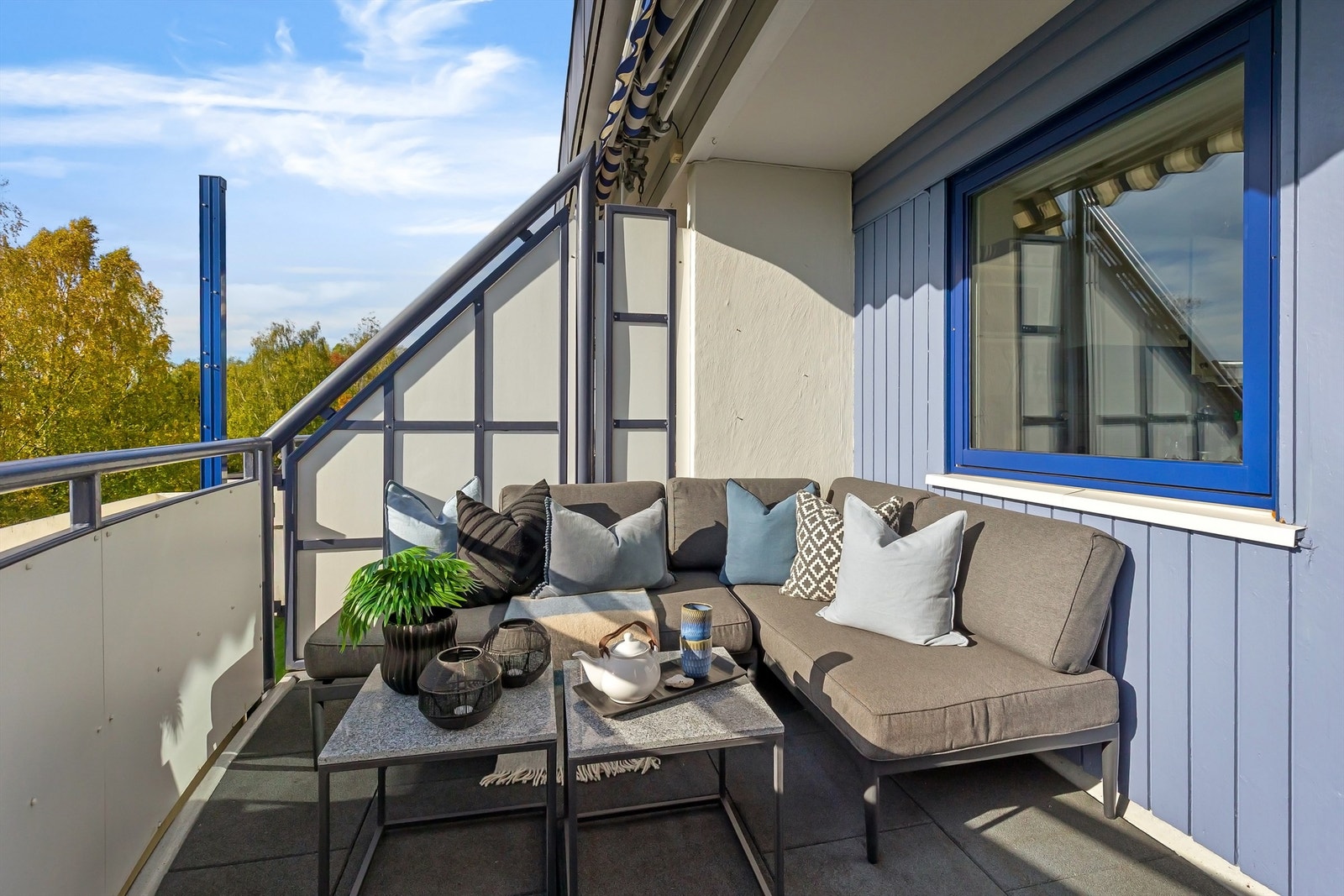 Balkongen ligger usjenert til og fungerer som en fin forlengelse av stuen. Galleribilde