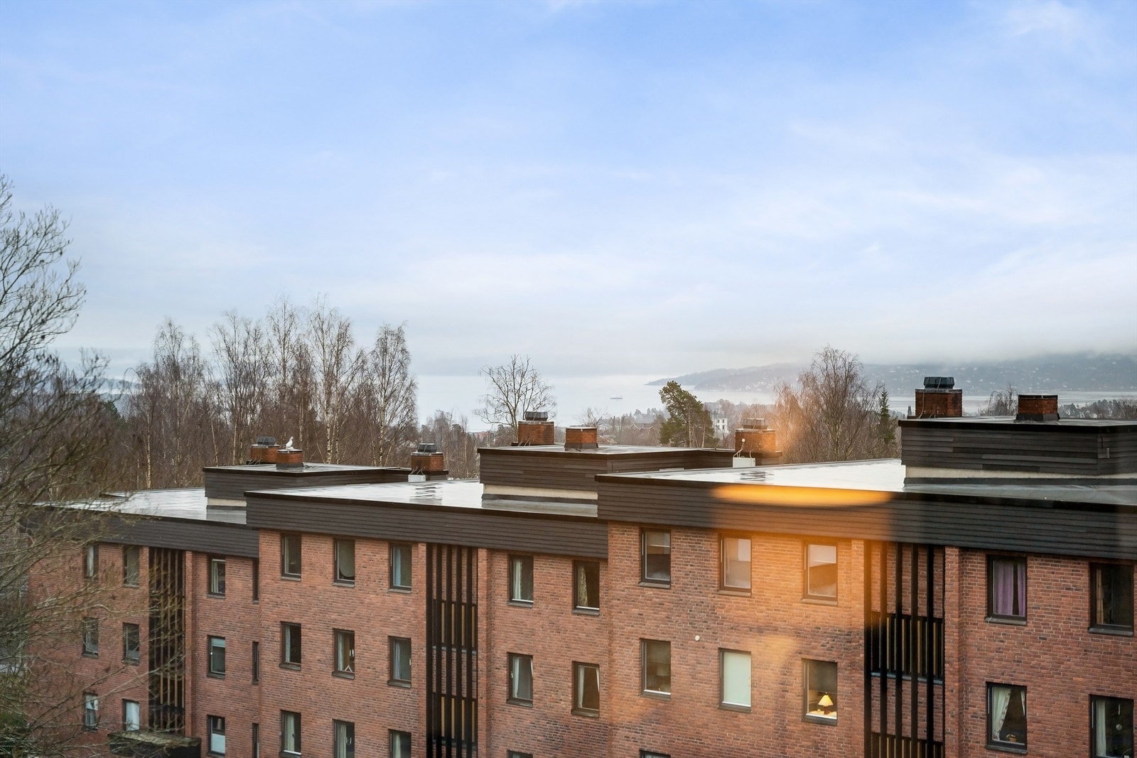 Østerås kjøpesenter med et variert tilbud av butikker og tjenester ligger i umiddelbar nærhet. Galleribilde