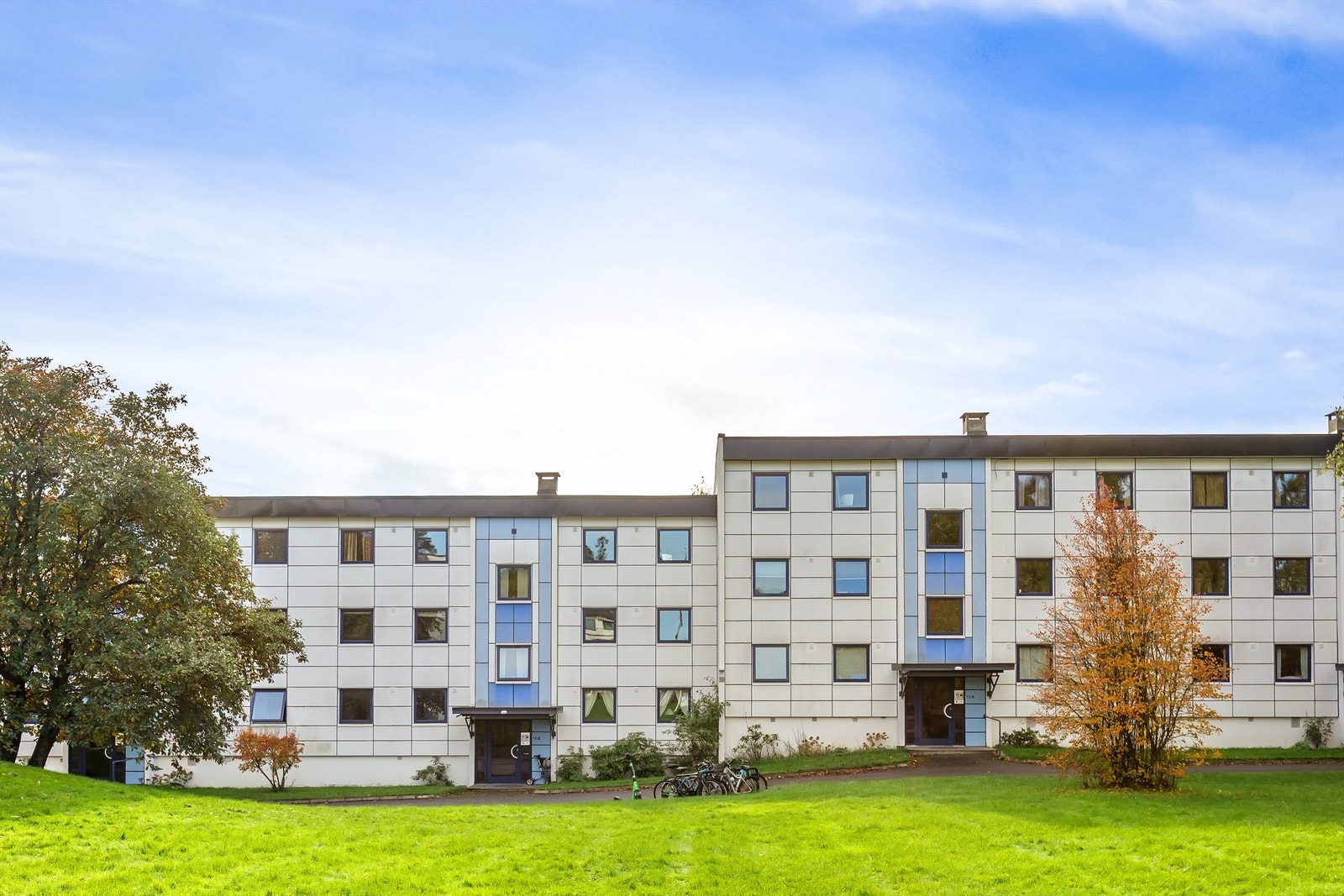 Eiendommen ligger i et rolig og populært boligområde sentralt på Østerås. Galleribilde