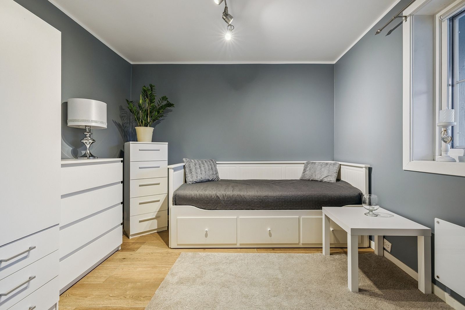 Praktisk og lyst soverom, perfekt som gjesterom, barnerom eller kontor. Galleribilde