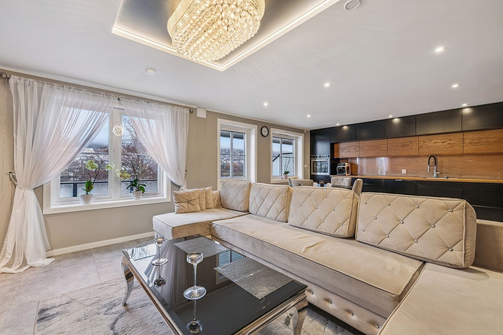 NBBO Eiendomsmegling v/ Tomas Urbanik ønsker velkommen til visning i Øvre Eikervei 76C! Galleribilde