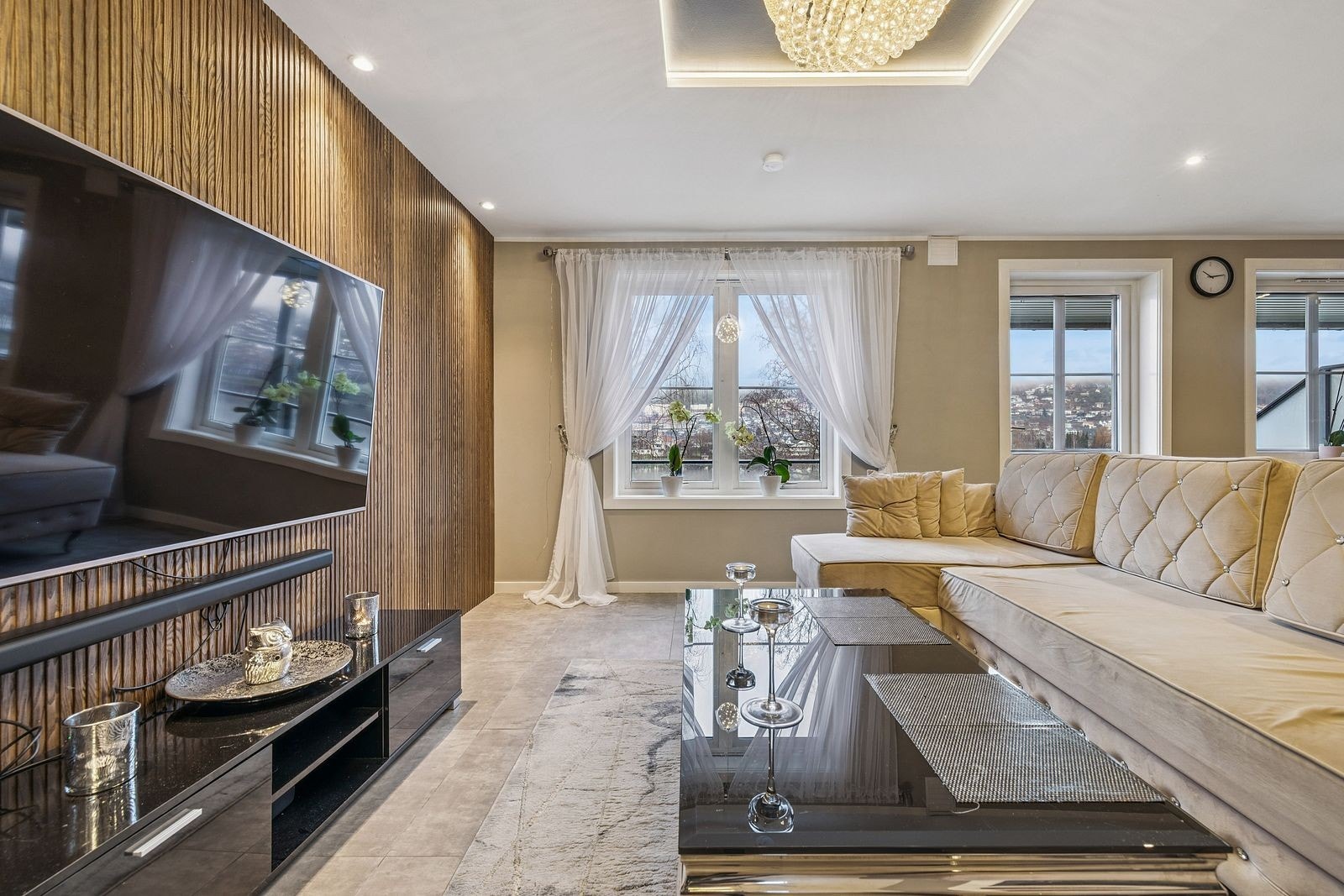 Store vinduer slipper inn rikelig med dagslys og flott utsikt mot Drammenselva. Galleribilde