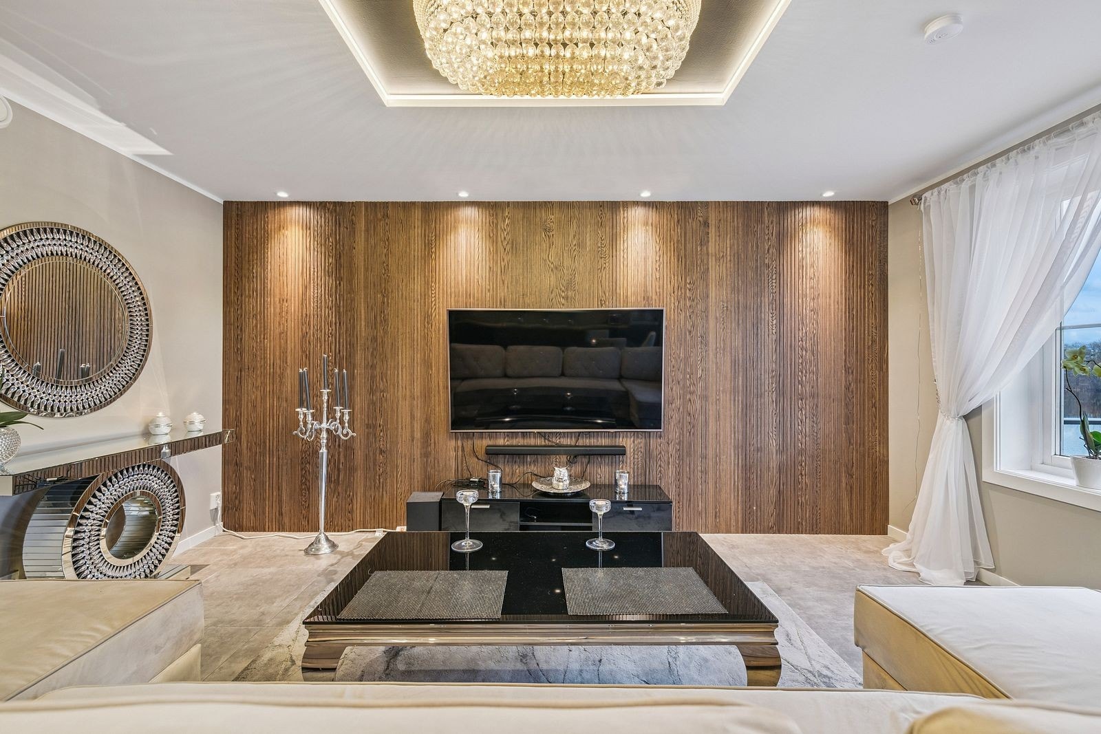 Stilren stue med moderne overflater og behagelig lyssetting. Galleribilde