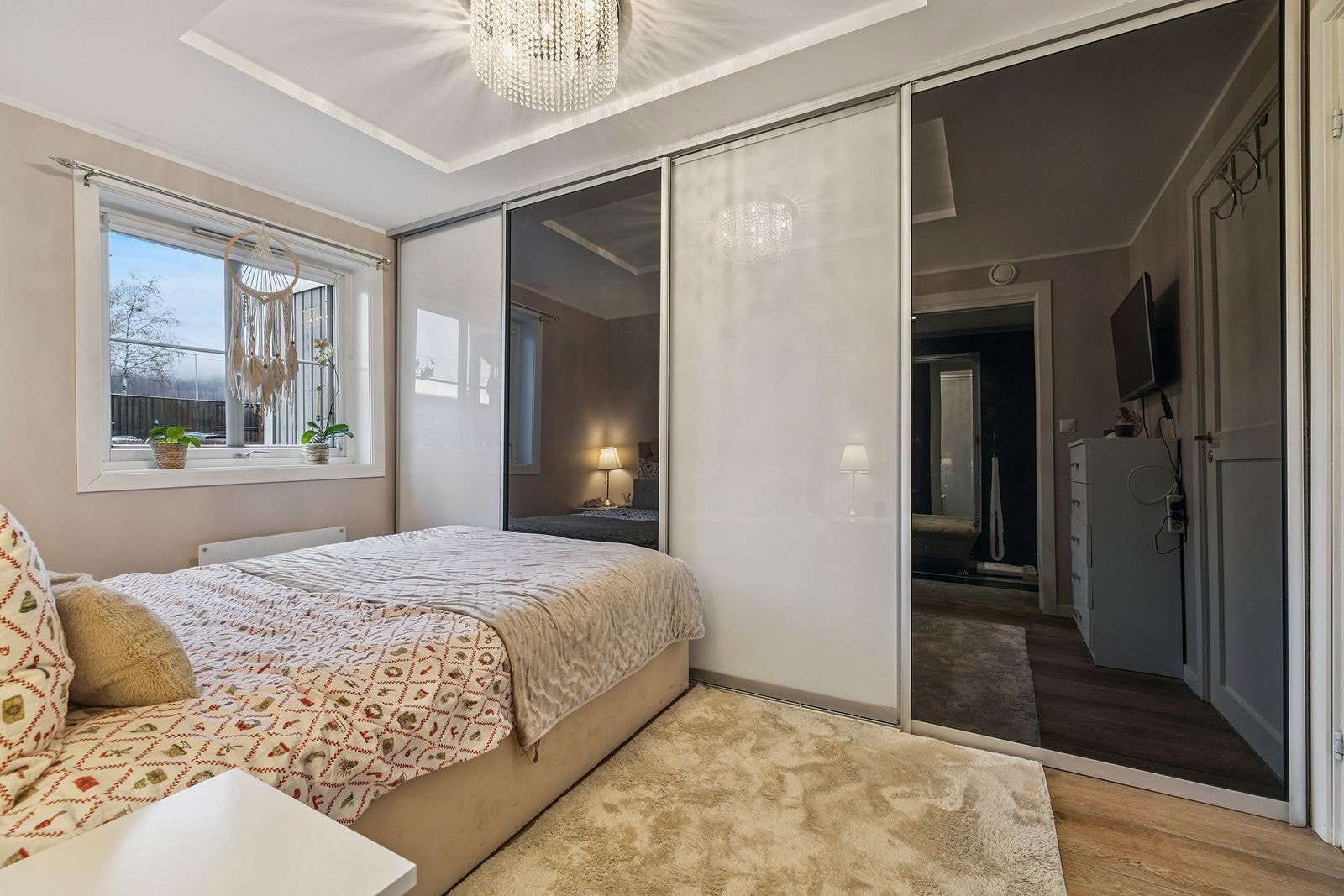 Romslig hovedsoverom med gode garderobeløsninger. Galleribilde