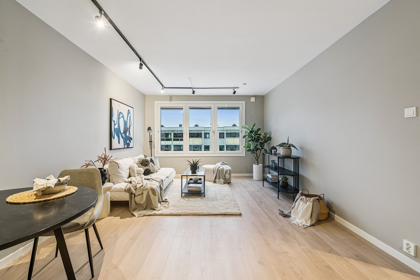 Romslig stue med plass til både sofagruppe og spisebord, ideell for familie og gjester. Galleribilde