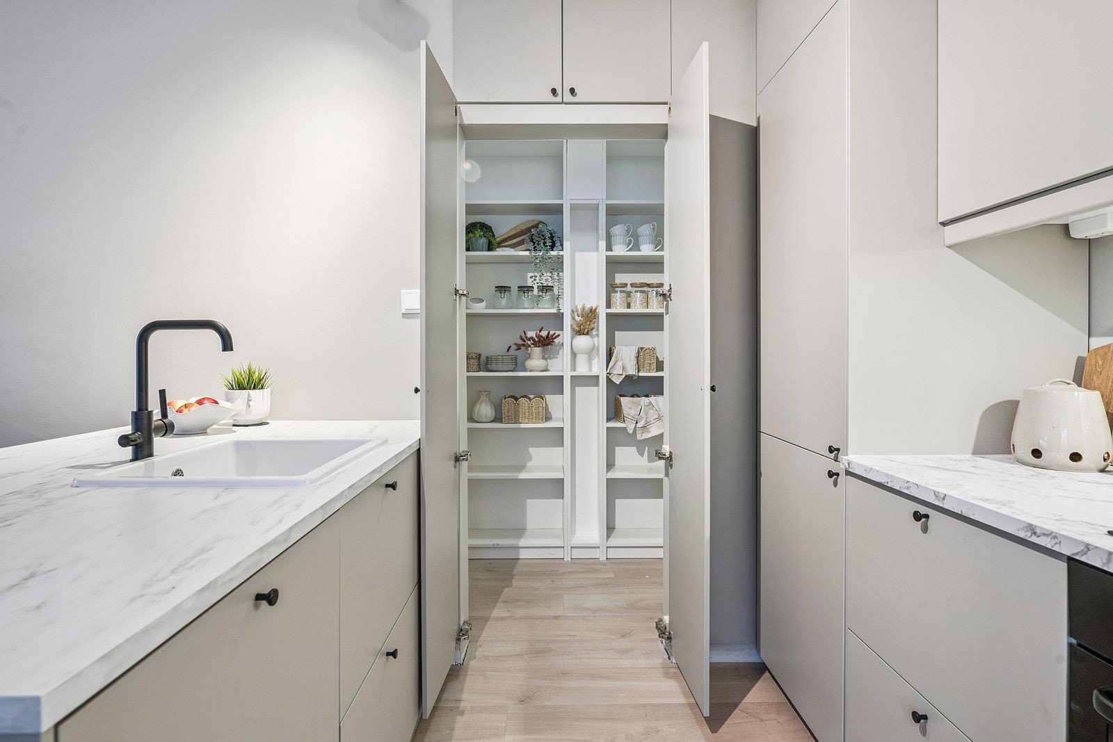 Pantry/matoppbevaringsskap i romtemperatur gir ekstra plass til tørrvarer og praktisk oppbevaring. Galleribilde