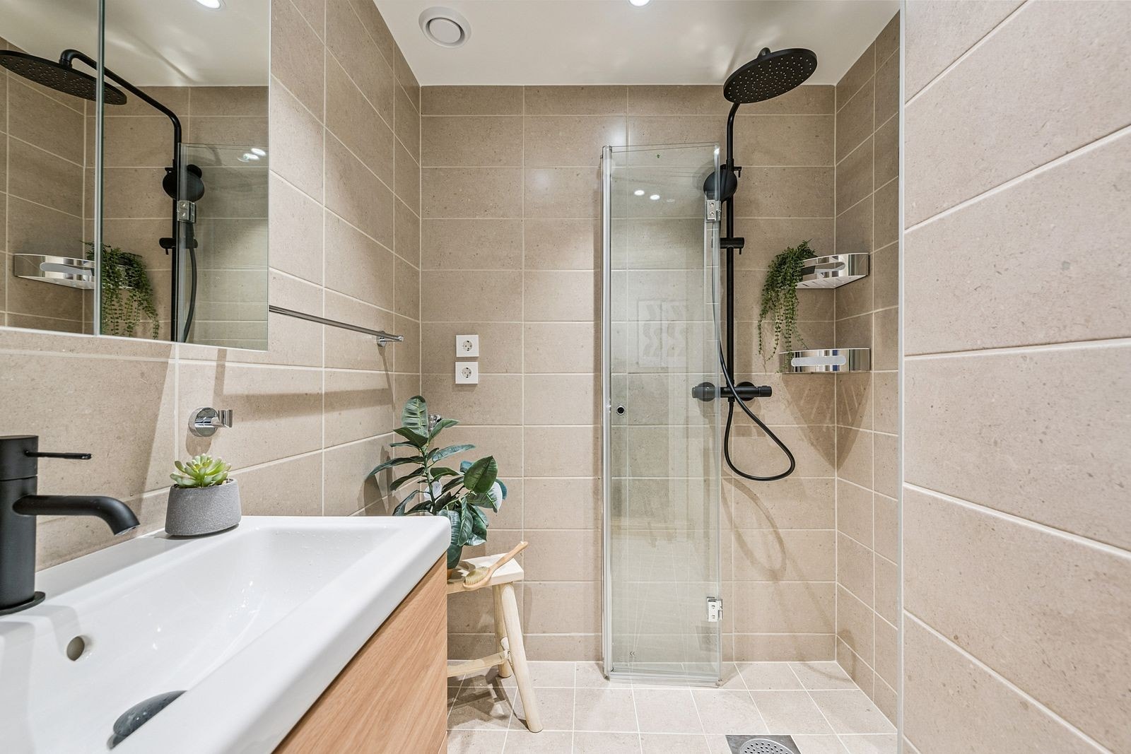 Funksjonelt og elegant bad med gjennomførte detaljer og høy standard. Galleribilde