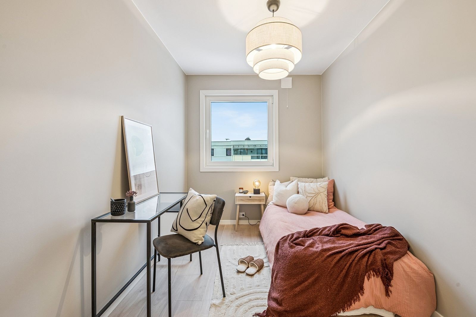 Praktisk og lyst rom perfekt som barnerom eller hjemmekontor. Galleribilde