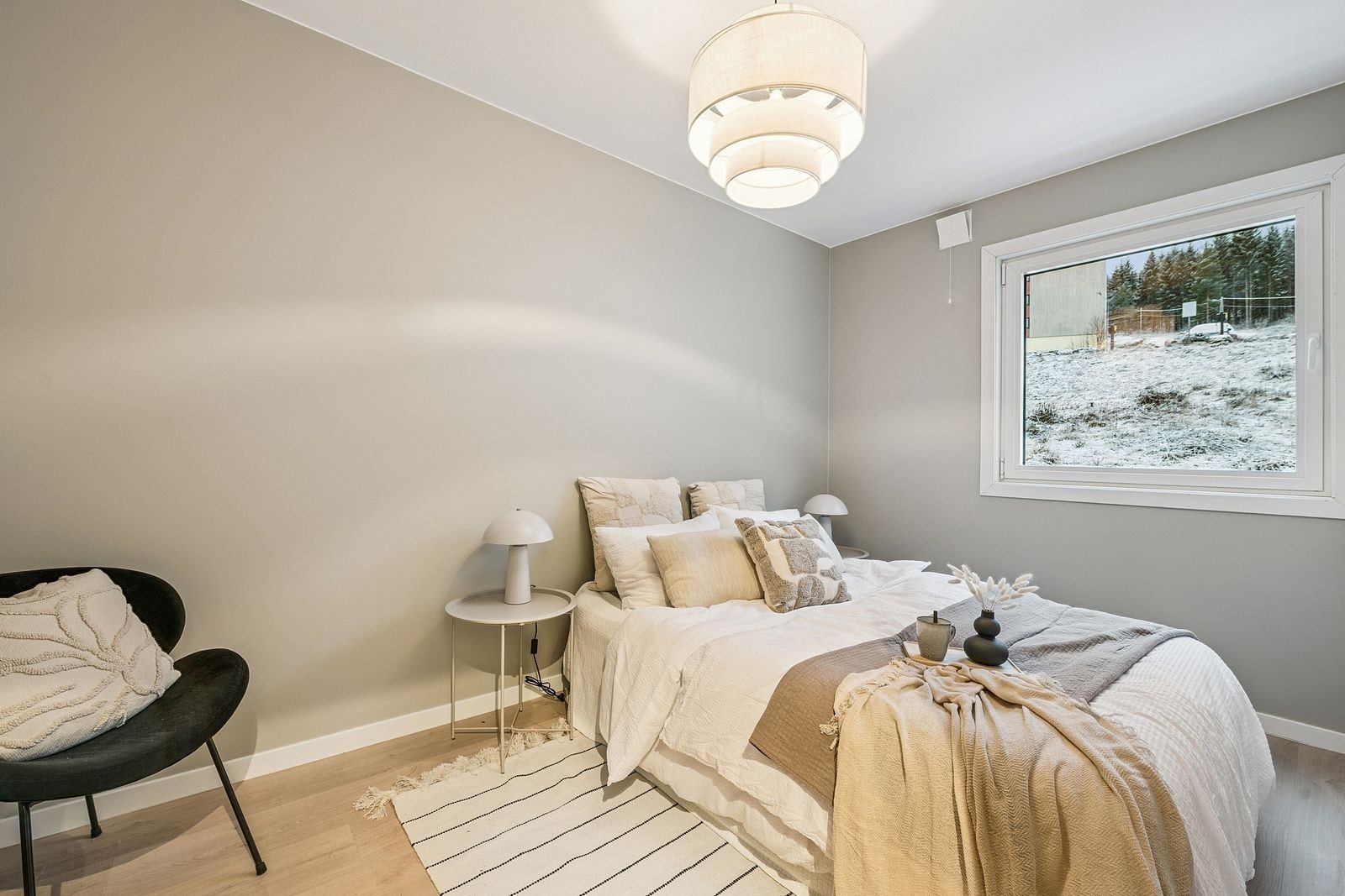 Rommet kombinerer privat sone med funksjonell garderobeløsning. Galleribilde