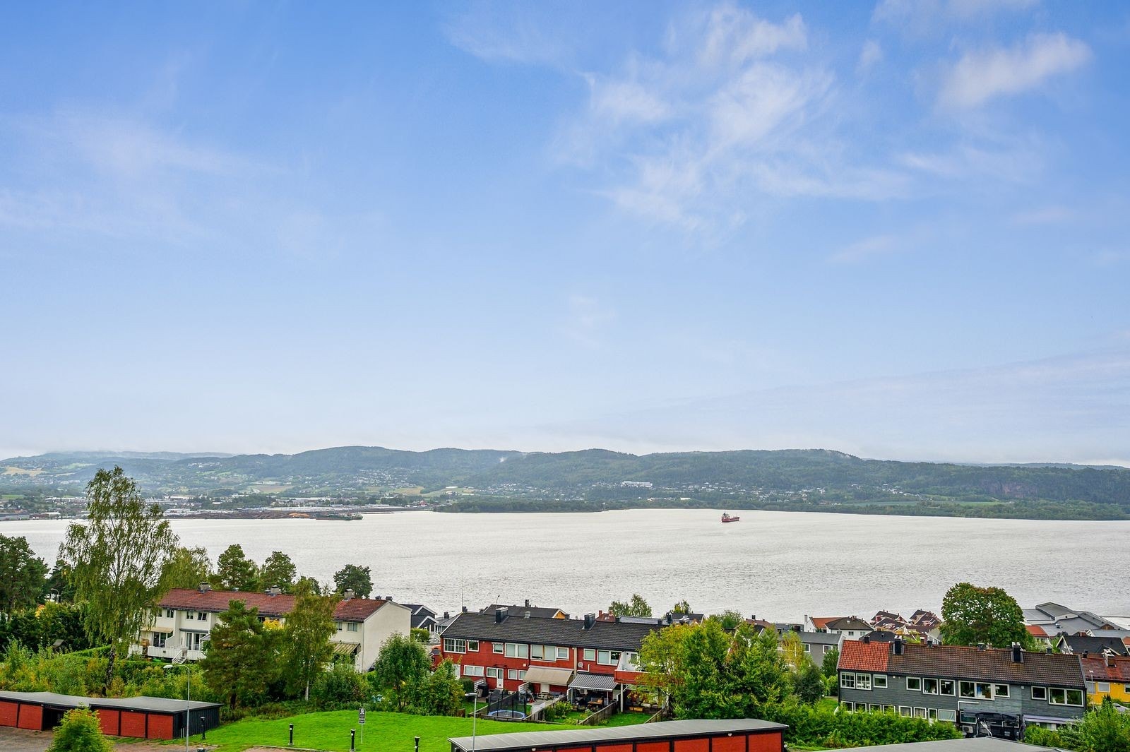 Fjordutsikten fra stuen må oppleves - rett og slett magisk! Galleribilde