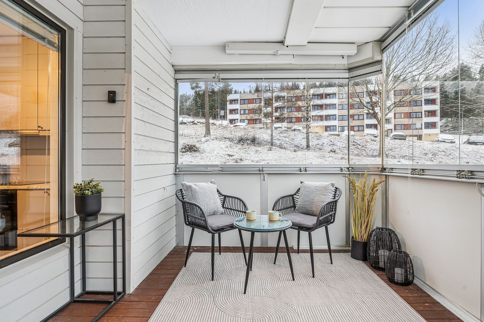 Balkong med god plass til sittegruppe og planter - et hyggelig uteområde. Galleribilde