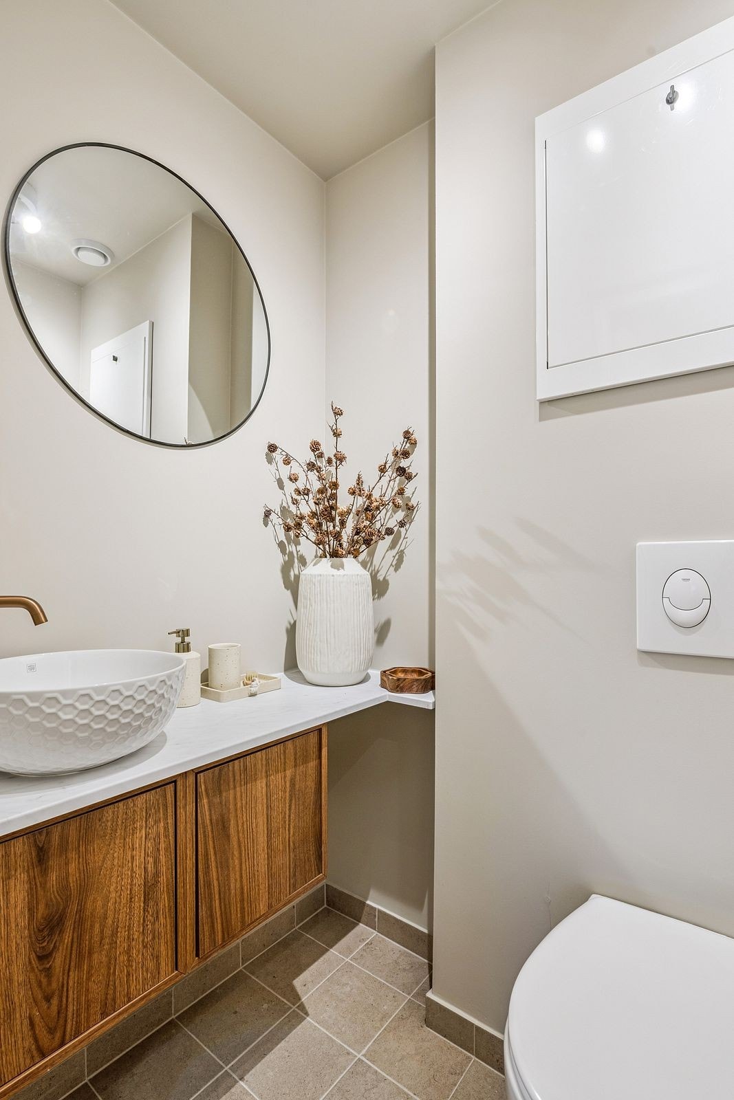 Nytt og utvidet toalettrom fra 2025 med moderne fliser og varmekabler. Galleribilde