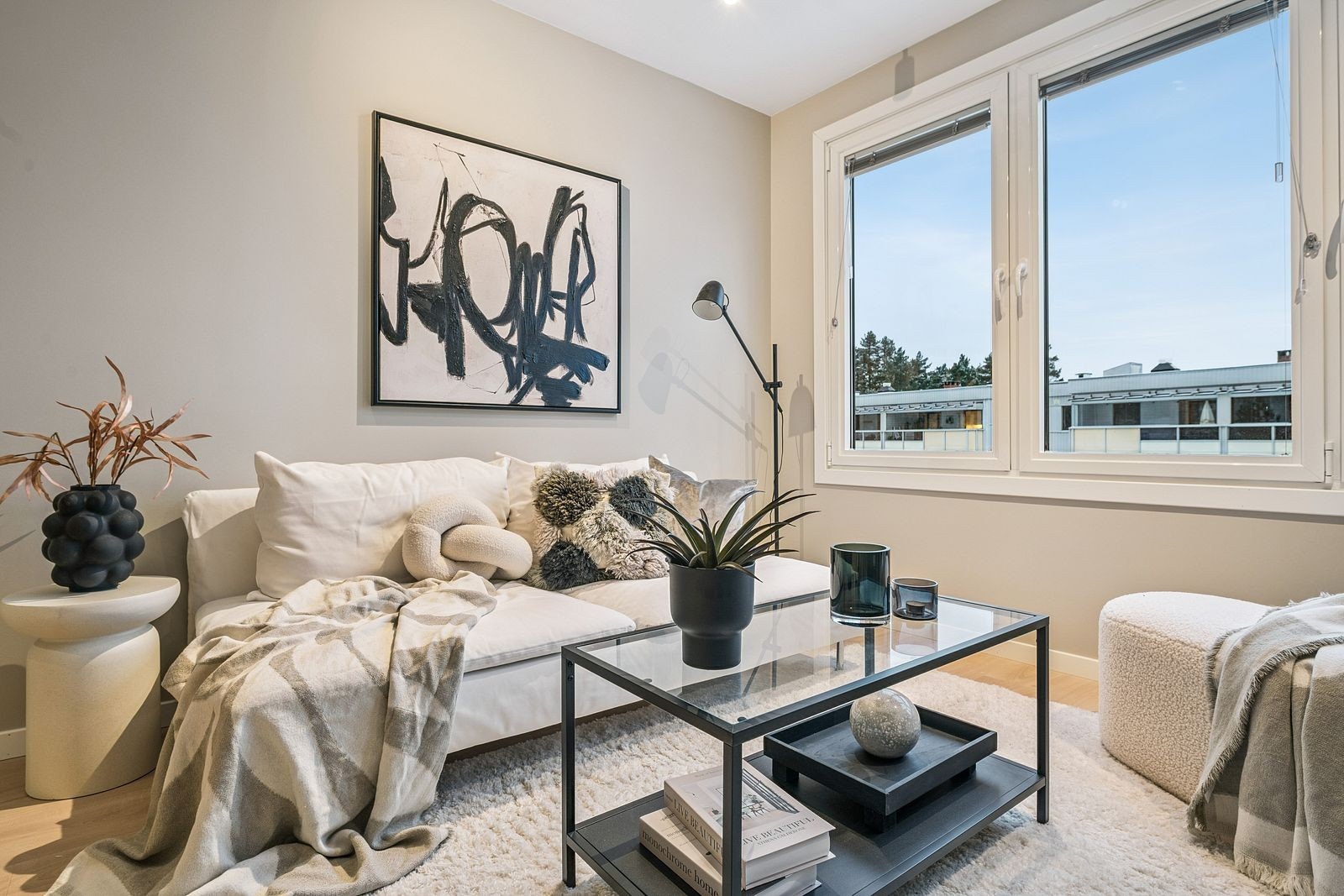 Stue med flott utsikt fra vindusrekken - perfekt for å nyte dagslys og utsikt over omgivelsene. Galleribilde