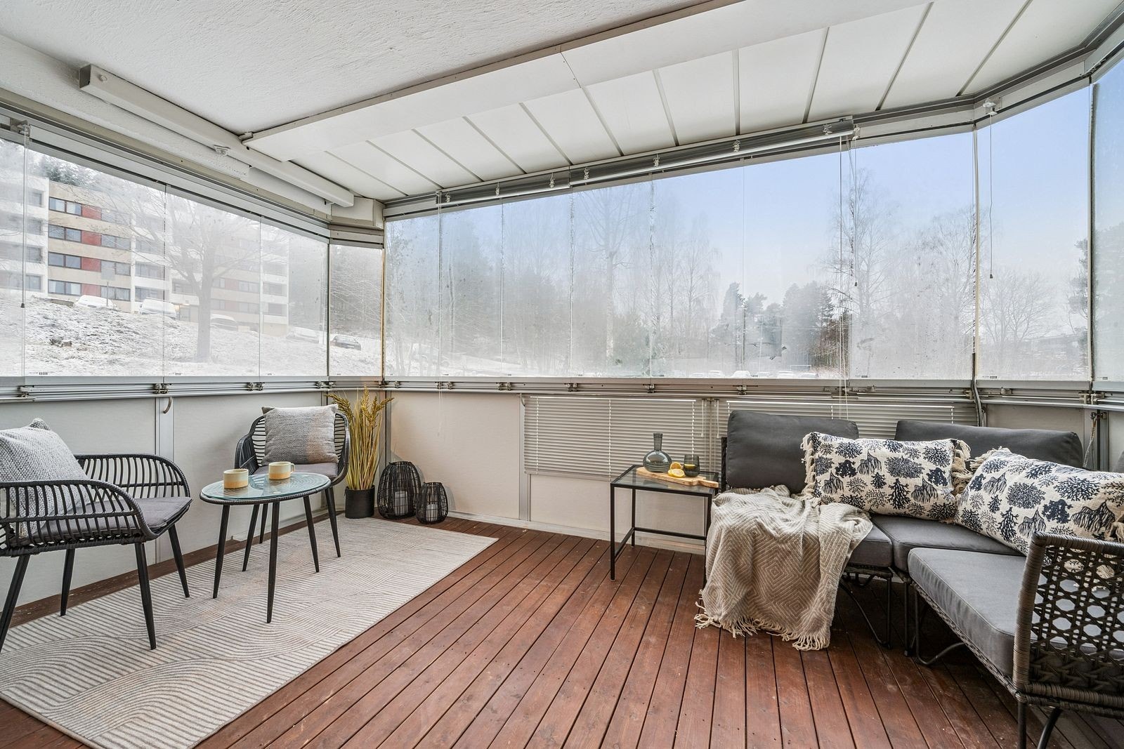 Innglasset balkong på ca. 11 kvm - en lys og lun forlengelse av stuen. Galleribilde