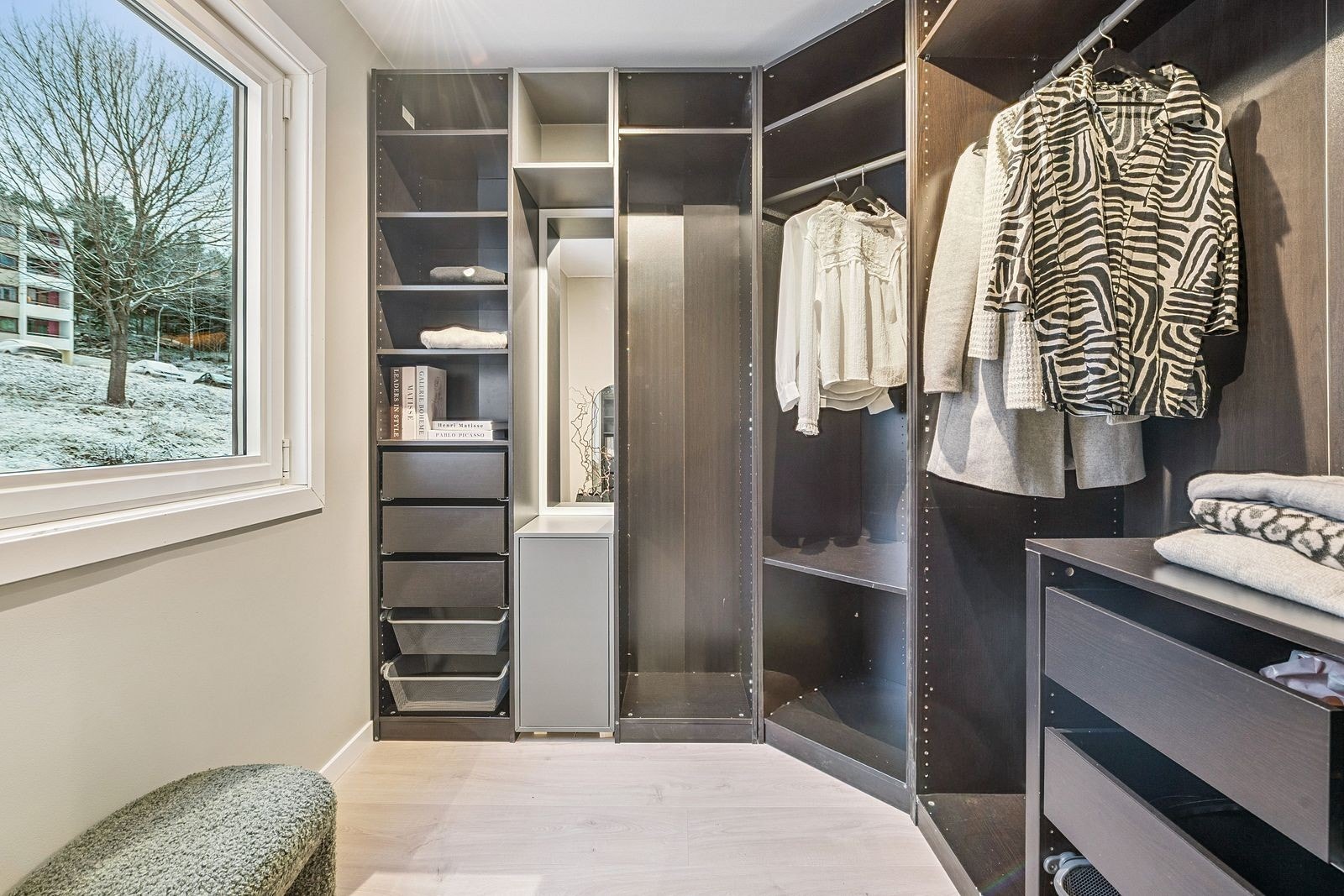 Walk-in Closet gir rikelig med lagringsplass og oversikt over klær og tilbehør. Galleribilde