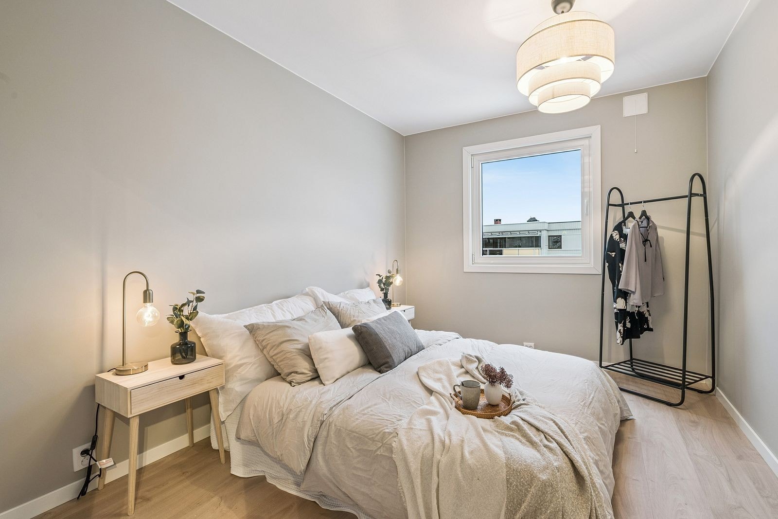 Lys og luftig med god romfølelse og og funksjonelle løsninger. Galleribilde