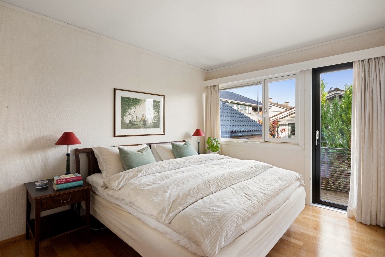 Det er verdt å merke seg at hovedetasjen tidligere hadde tre soverom, og planløsningen gir gode muligheter for å reetablere et tredje soverom dersom det er ønskelig. Galleribilde