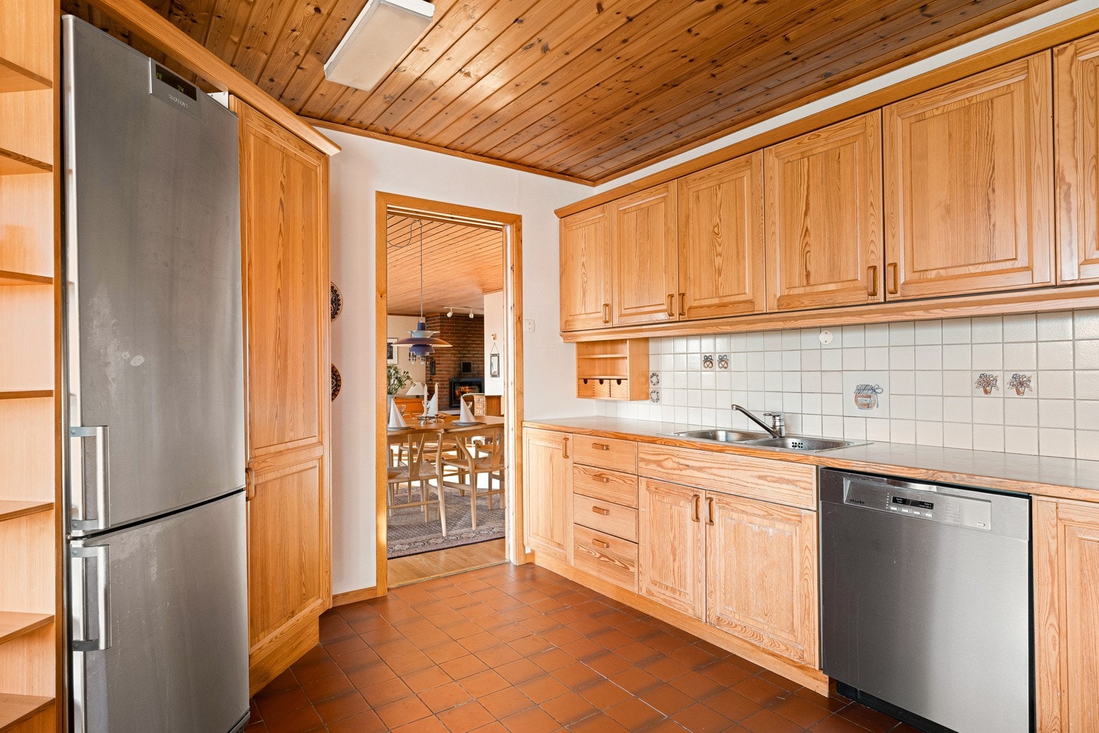 Kjøkkenet har direkte forbindelse til både oppholdsrom og vaskerom. Galleribilde