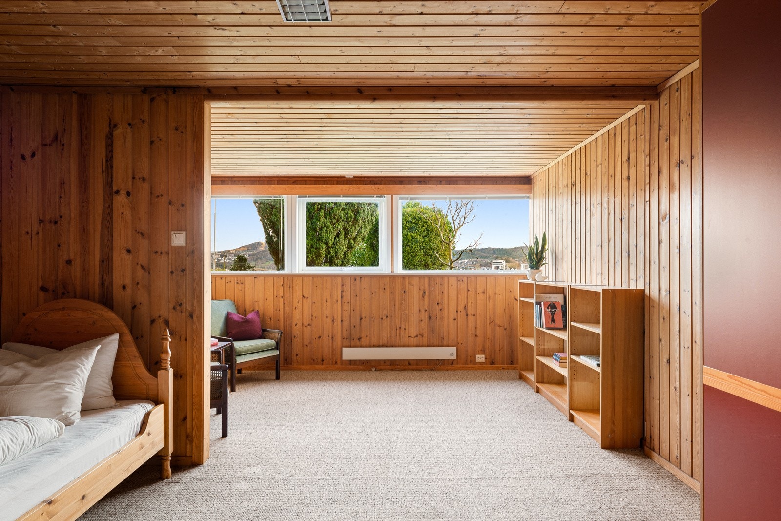 Underetasjen fremstår som et av boligens store fortrinn, med betydelige romvolum, god takhøyde og vindusflater som gir dagslys og kontakt med uteområdet. Galleribilde