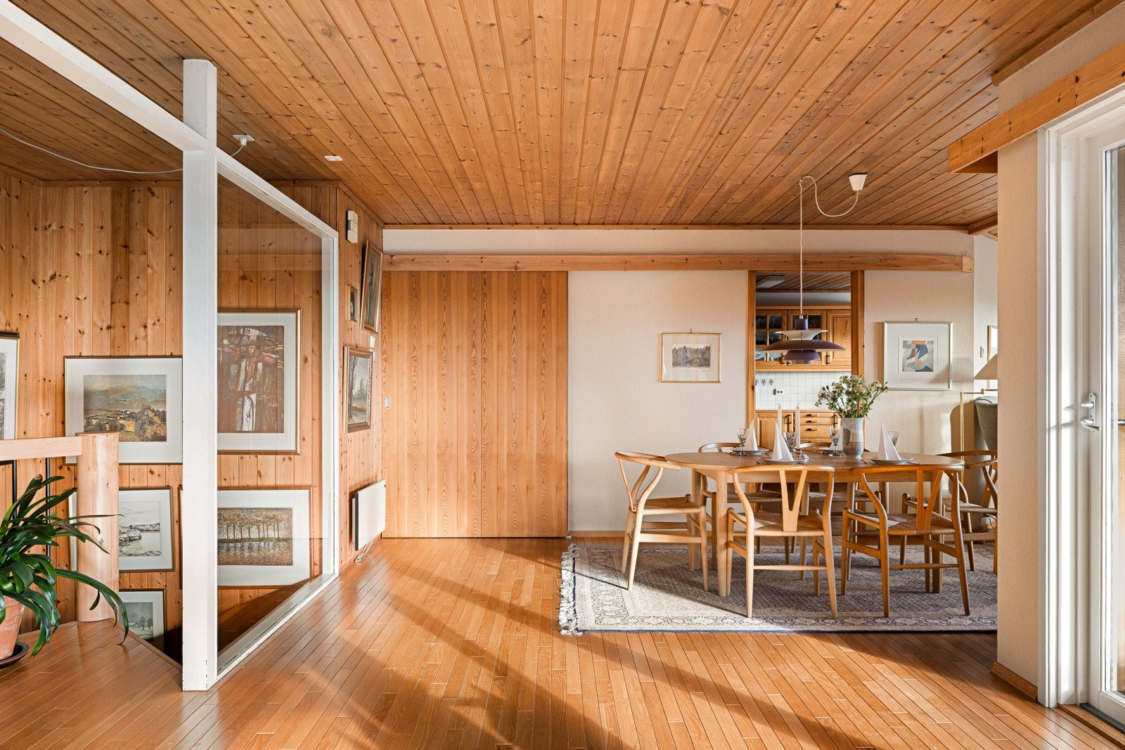 Hovedetasjen fremstår som boligens naturlige samlingspunkt med romslige oppholdsrom. Galleribilde