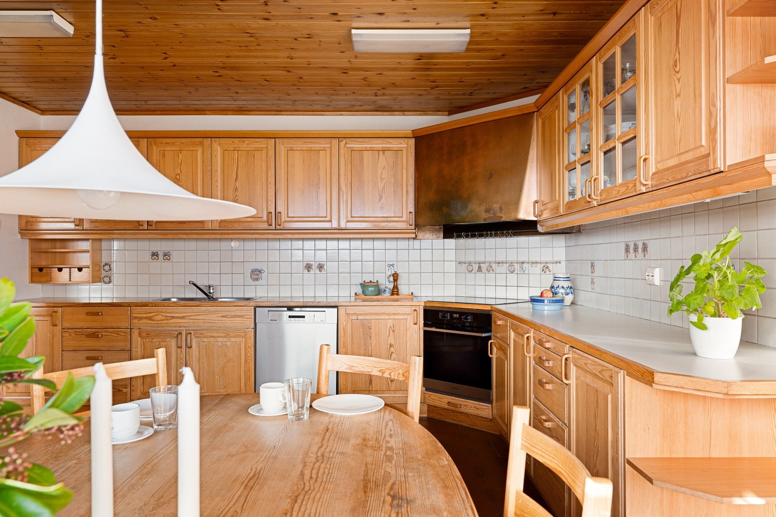 Kjøkkeninnredningen har et klassisk uttrykk og fremstår som solid, med gode muligheter for oppgradering etter egne ønsker. Galleribilde