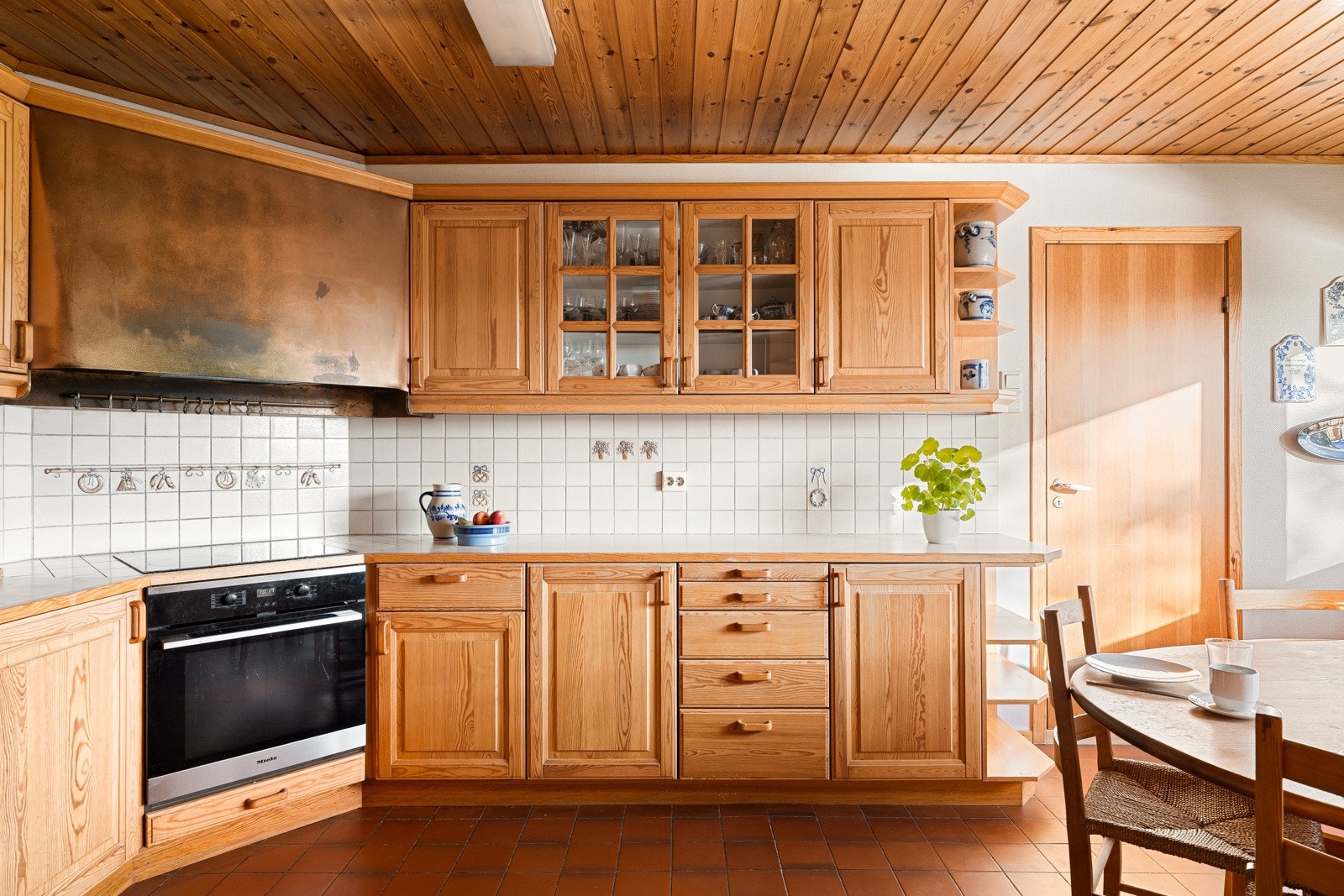 Kjøkkenet er romslig og funksjonelt, med god benkeplass og rikelig med skapplass. Galleribilde