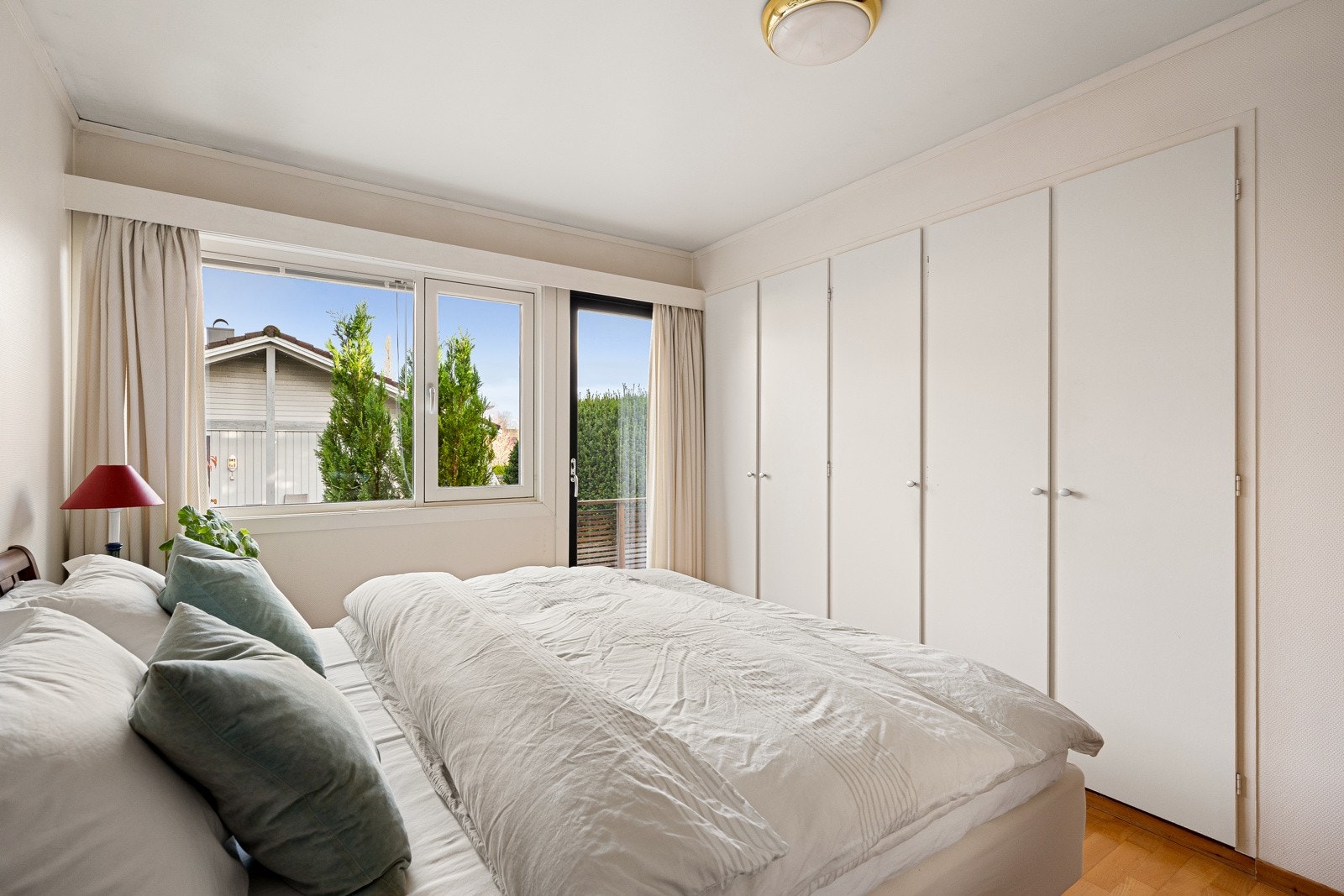 Fra hovedsoverommet har man utgang til boligens terrassse. Galleribilde