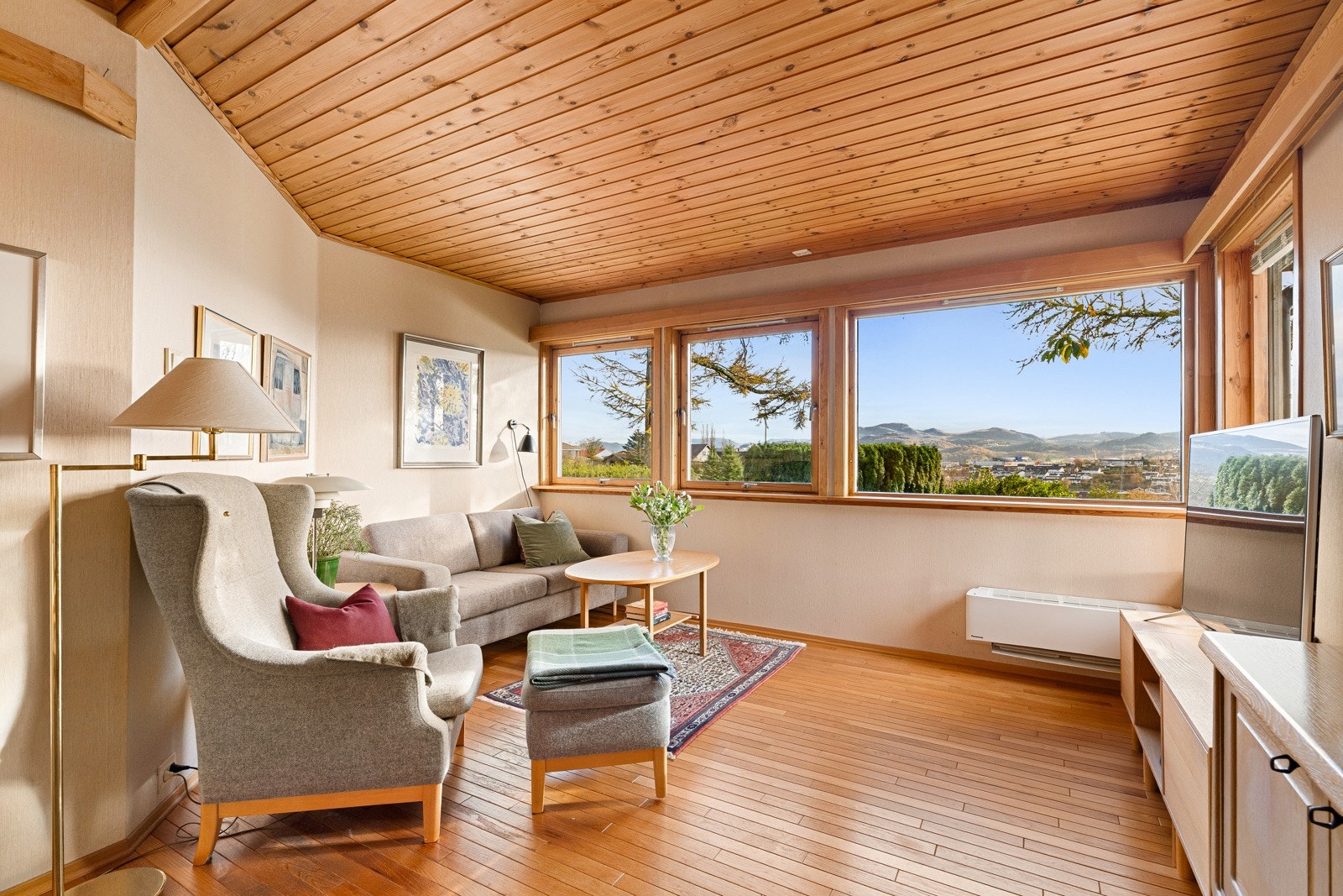 Store vindusflater som gir rikelig med lys og flott utsikt. Galleribilde