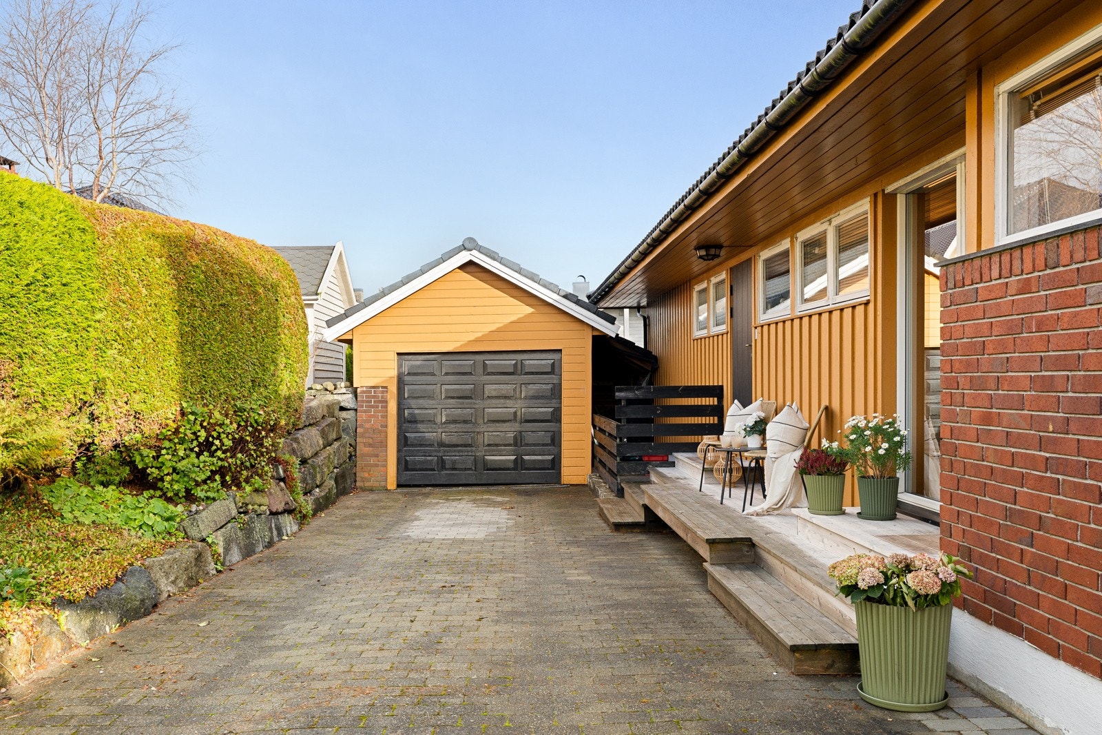 Boligen har en privat garasje med plass til bil og ekstra lagring. Galleribilde