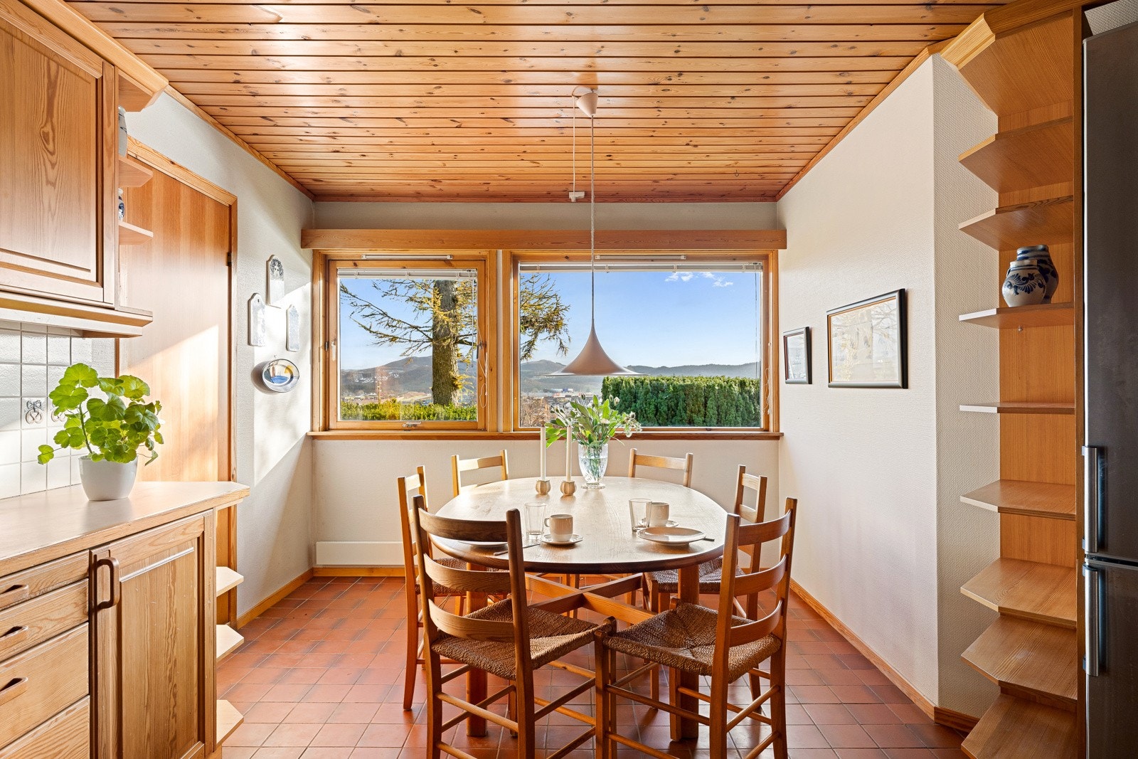 På kjøkkenet er det god plass til en spisegruppe. Galleribilde