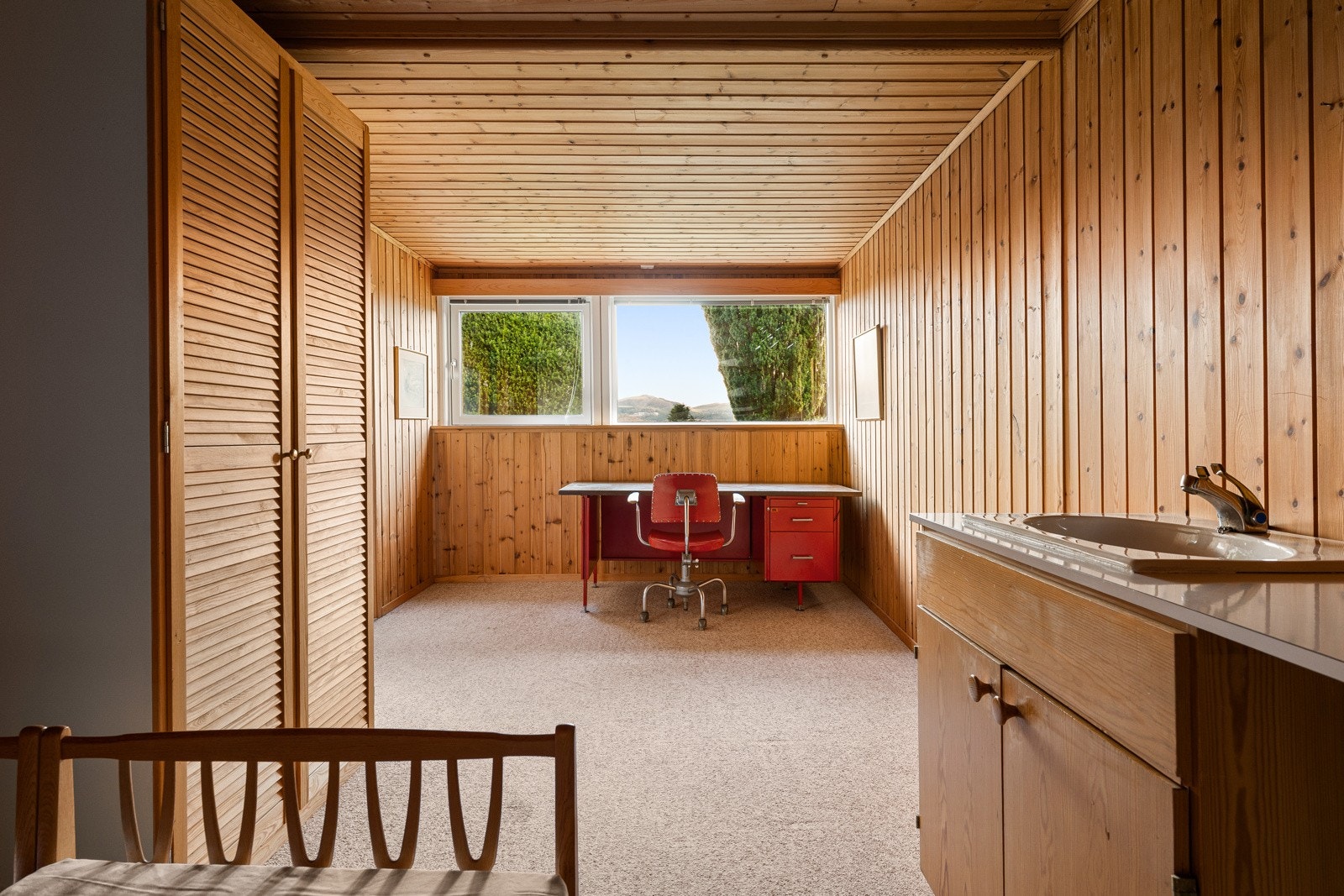 Rommene egner seg godt som soverom, gjesterom, kontor eller hobbyrom, og gir boligen ekstra kapasitet for større familier eller behov for hjemmekontor og arbeidsplasser. Galleribilde