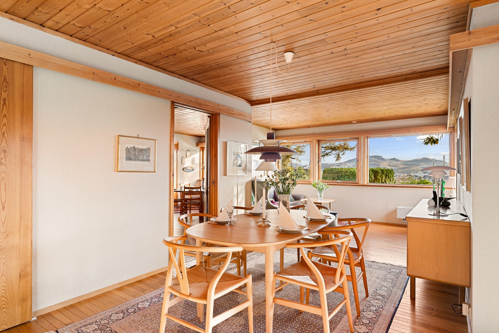 Rommet har god takhøyde og plass til flere møbleringssoner, noe som gjør det enkelt å tilpasse både hverdagsliv og sosiale sammenkomster. Galleribilde