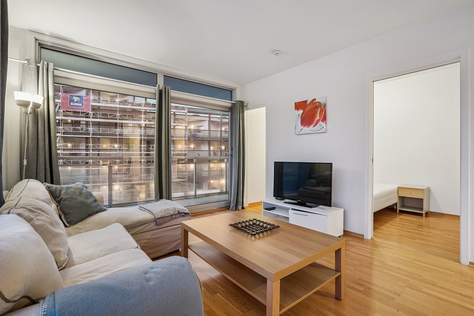 Leiligheten er delvis møblert og inkluderer internett og kabel-TV. Galleribilde