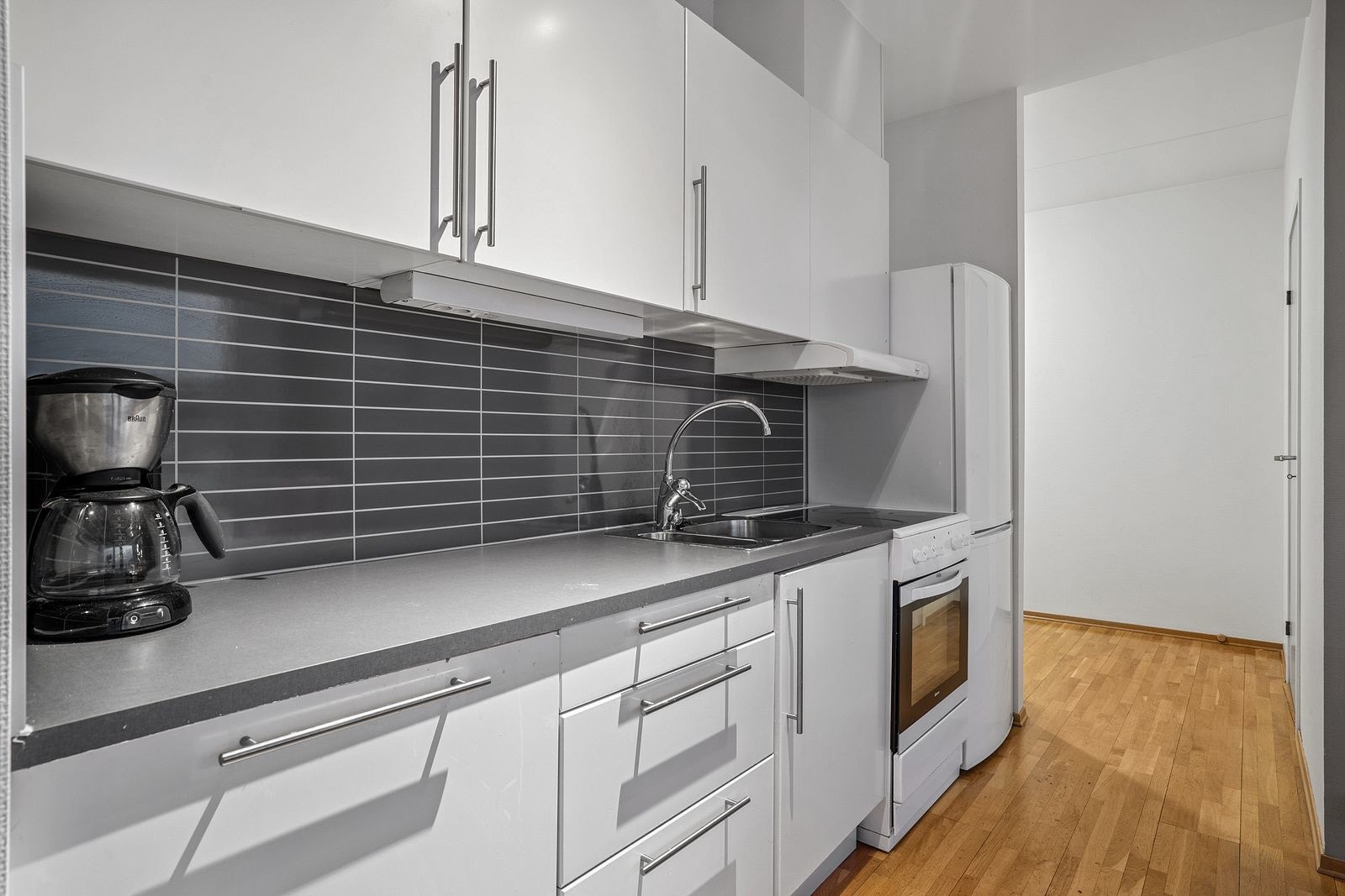 Kjøkken med hvite fronter. Galleribilde