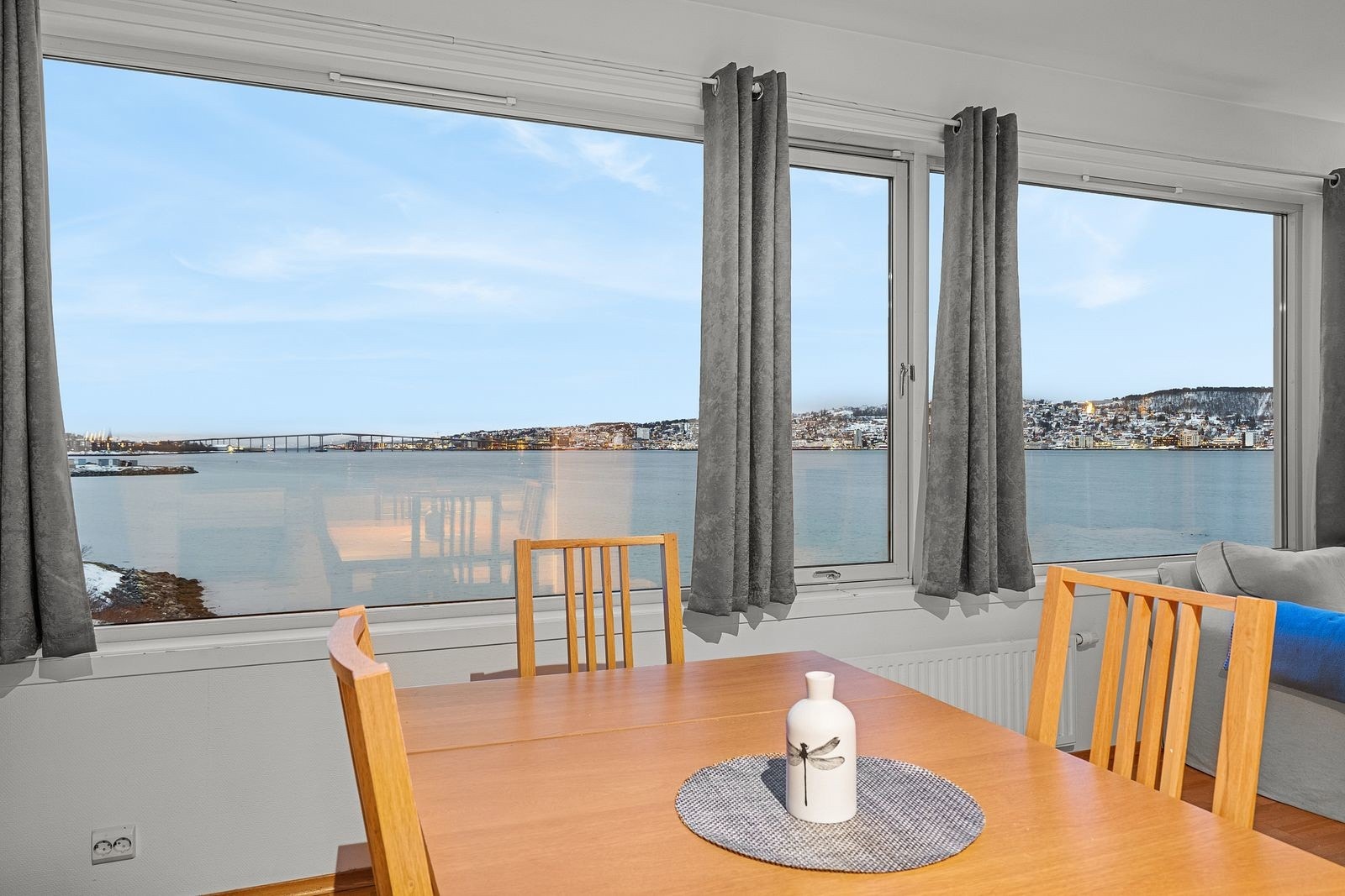 Beliggenhet ved sjøkanten gir vakker utsikt mot Tromsøysundet og Tromsøya! Galleribilde